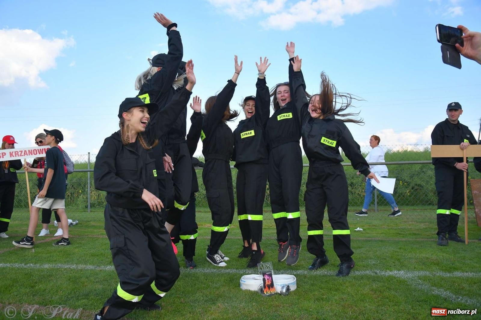 Zdjęcie w galerii na portalu naszraciborz.pl: Z lądu i powietrza - strażackie pokazy i zawody w Borucinie [FOTO] wiadomości z regionu