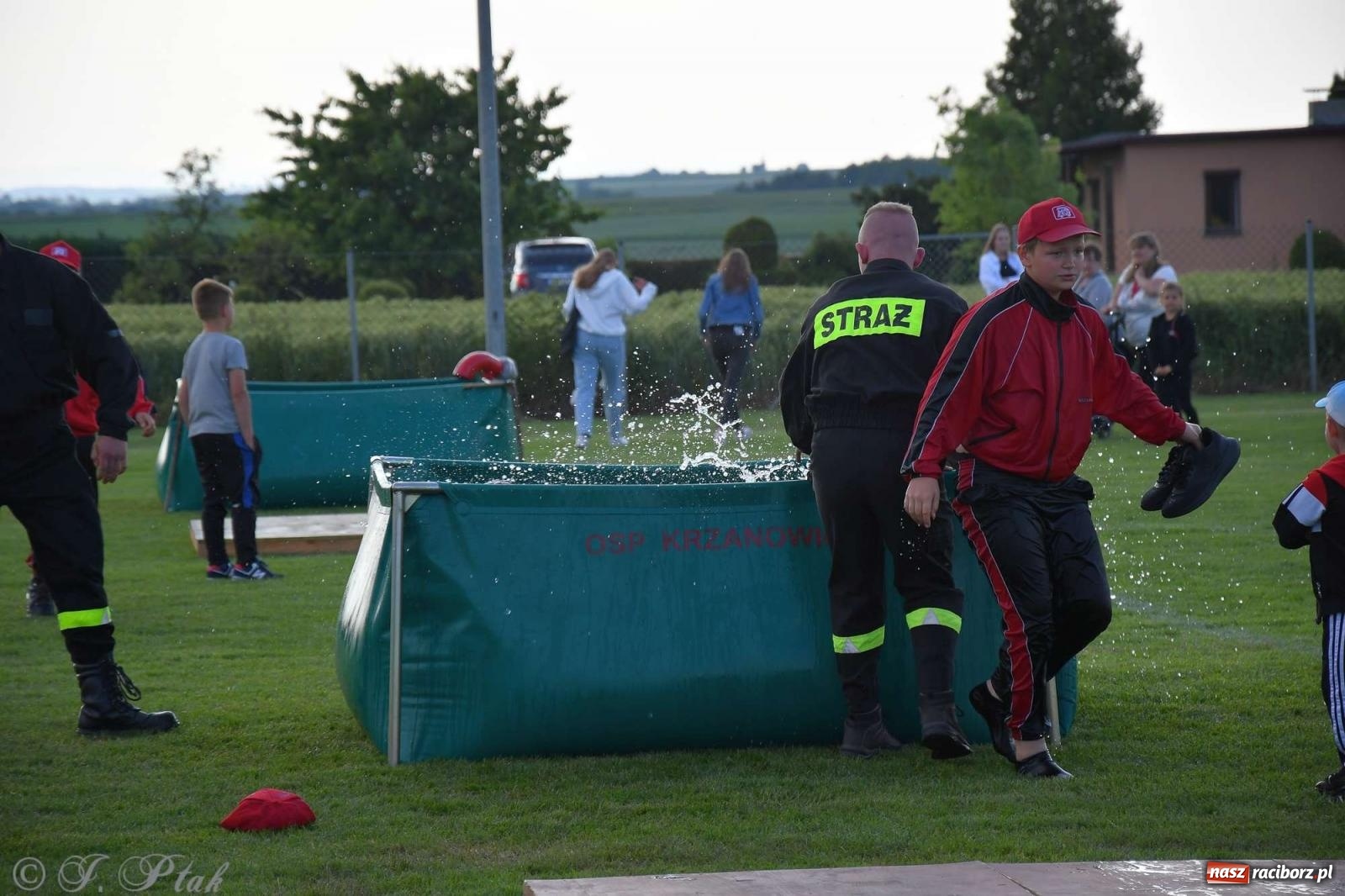 Zdjęcie w galerii na portalu naszraciborz.pl: Z lądu i powietrza - strażackie pokazy i zawody w Borucinie [FOTO] wiadomości z regionu