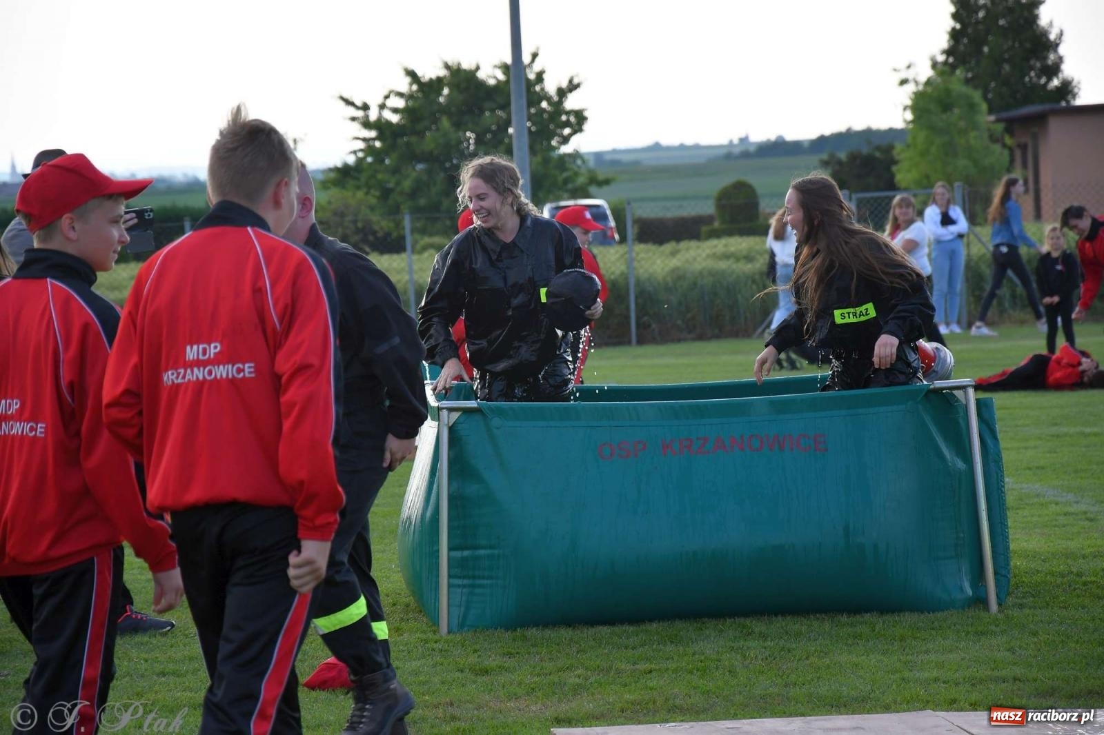 Zdjęcie w galerii na portalu naszraciborz.pl: Z lądu i powietrza - strażackie pokazy i zawody w Borucinie [FOTO] wiadomości z regionu
