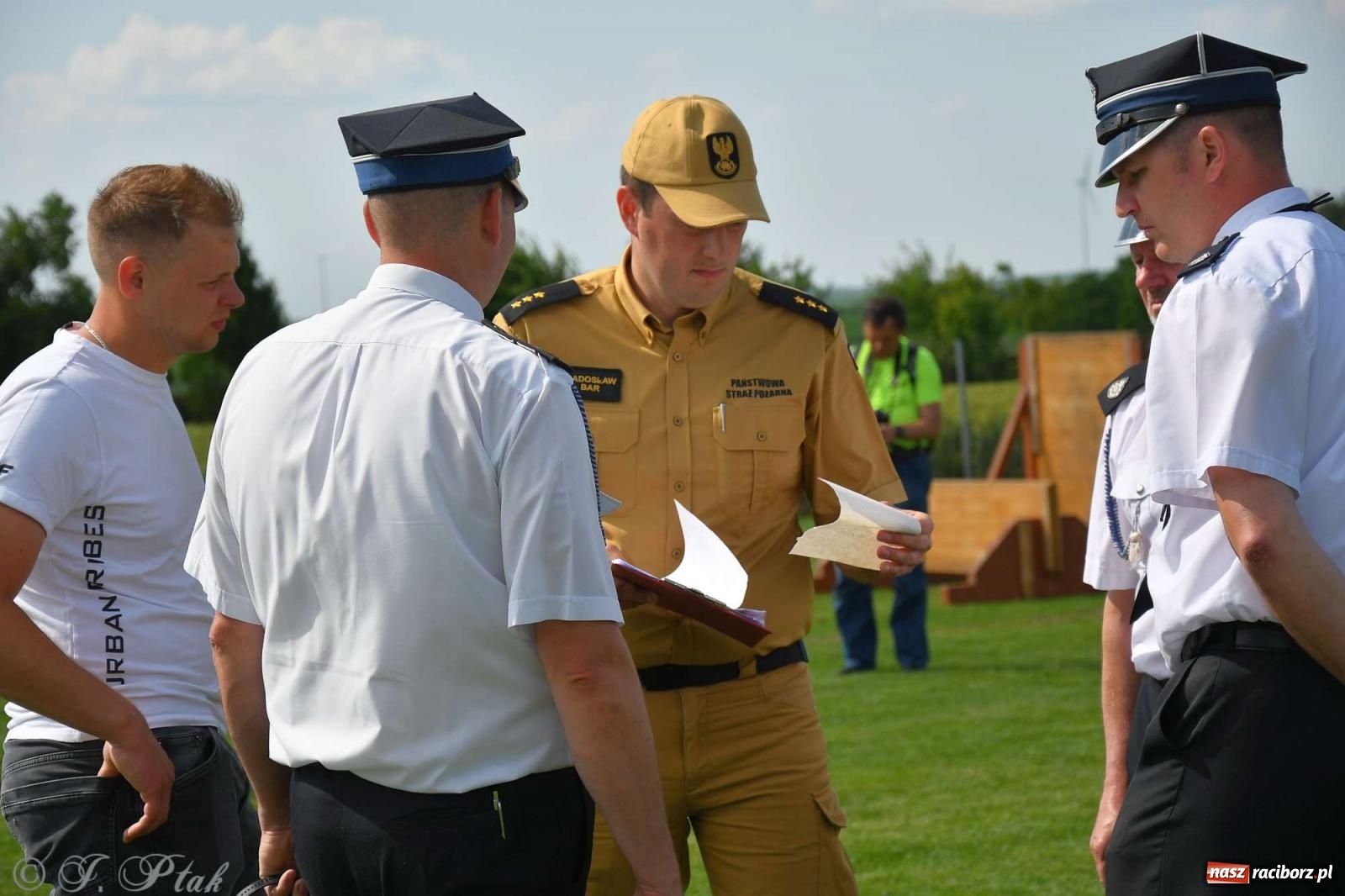 Zdjęcie w galerii na portalu naszraciborz.pl: Z lądu i powietrza - strażackie pokazy i zawody w Borucinie [FOTO] wiadomości z regionu