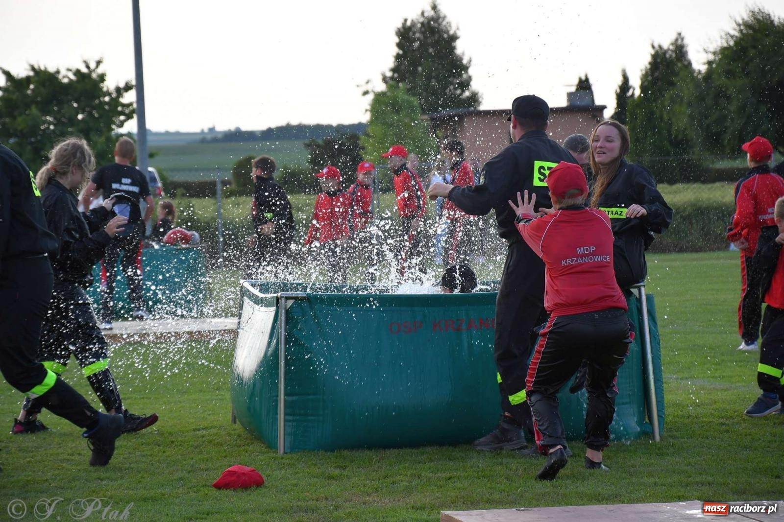 Zdjęcie w galerii na portalu naszraciborz.pl: Z lądu i powietrza - strażackie pokazy i zawody w Borucinie [FOTO] wiadomości z regionu
