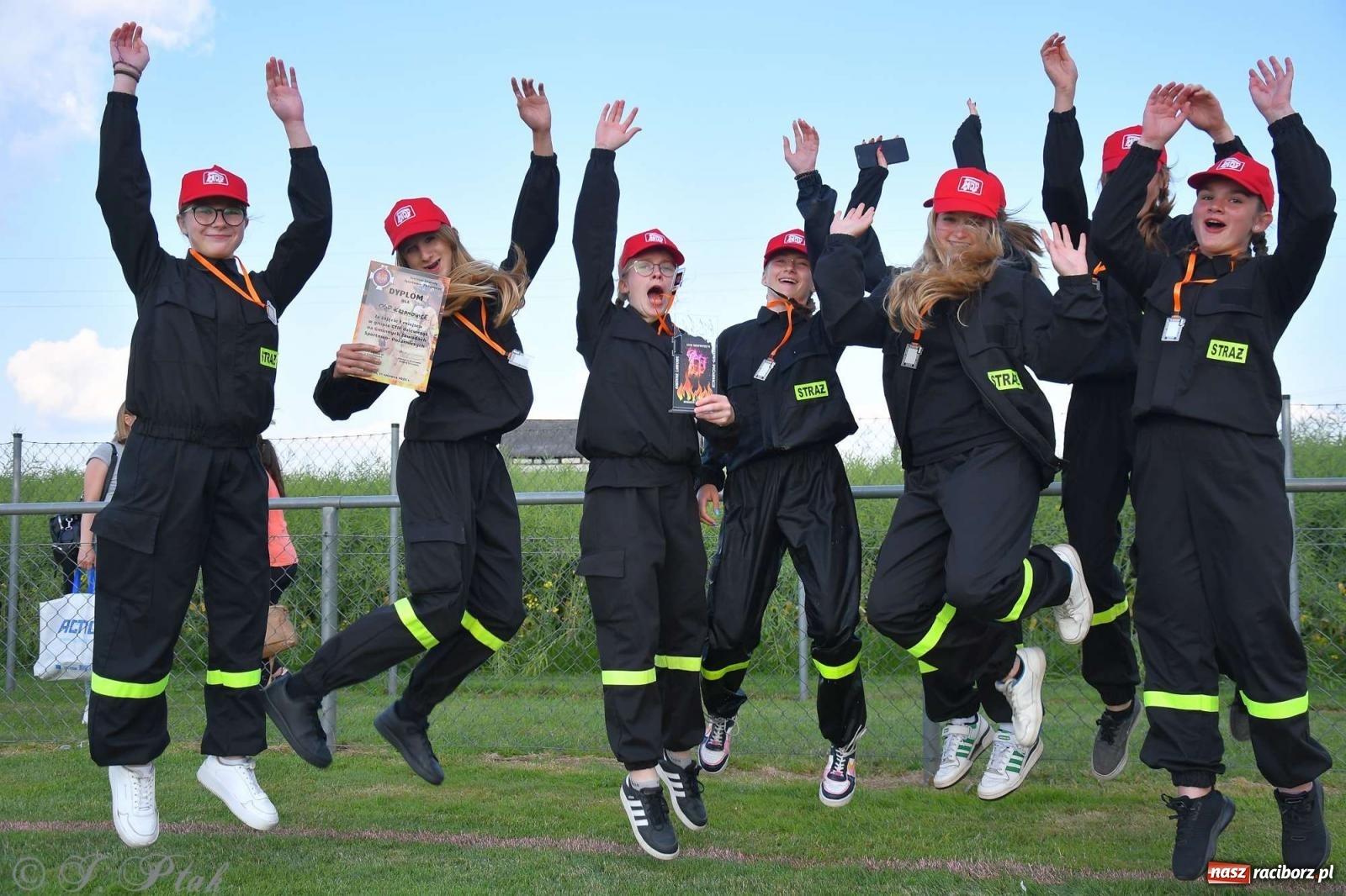 Zdjęcie w galerii na portalu naszraciborz.pl: Z lądu i powietrza - strażackie pokazy i zawody w Borucinie [FOTO] wiadomości z regionu
