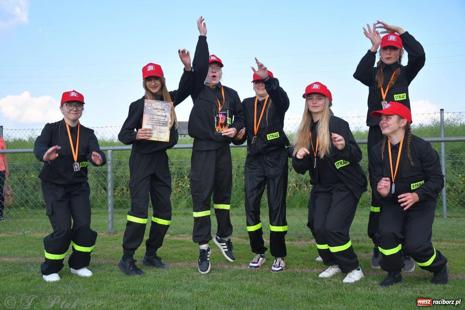 Zdjęcie w galerii na portalu naszraciborz.pl: Z lądu i powietrza - strażackie pokazy i zawody w Borucinie [FOTO] wiadomości z regionu
