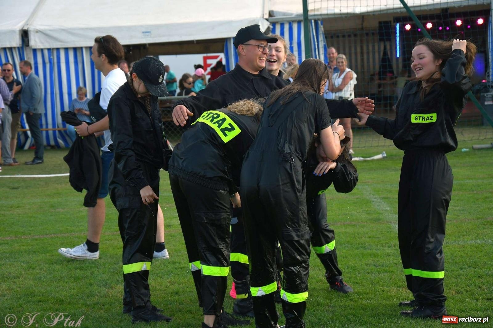 Zdjęcie w galerii na portalu naszraciborz.pl: Z lądu i powietrza - strażackie pokazy i zawody w Borucinie [FOTO] wiadomości z regionu