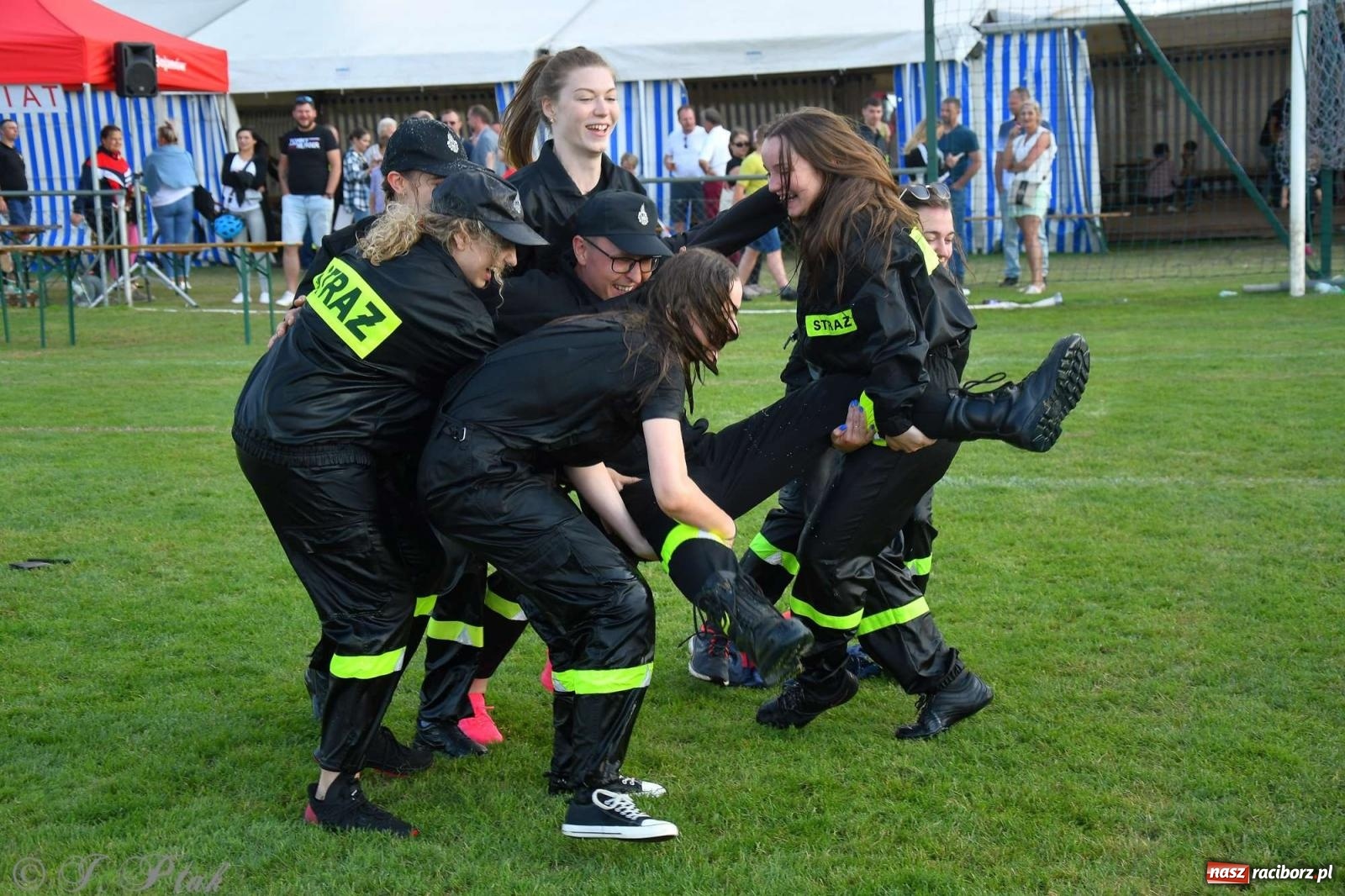 Zdjęcie w galerii na portalu naszraciborz.pl: Z lądu i powietrza - strażackie pokazy i zawody w Borucinie [FOTO] wiadomości z regionu