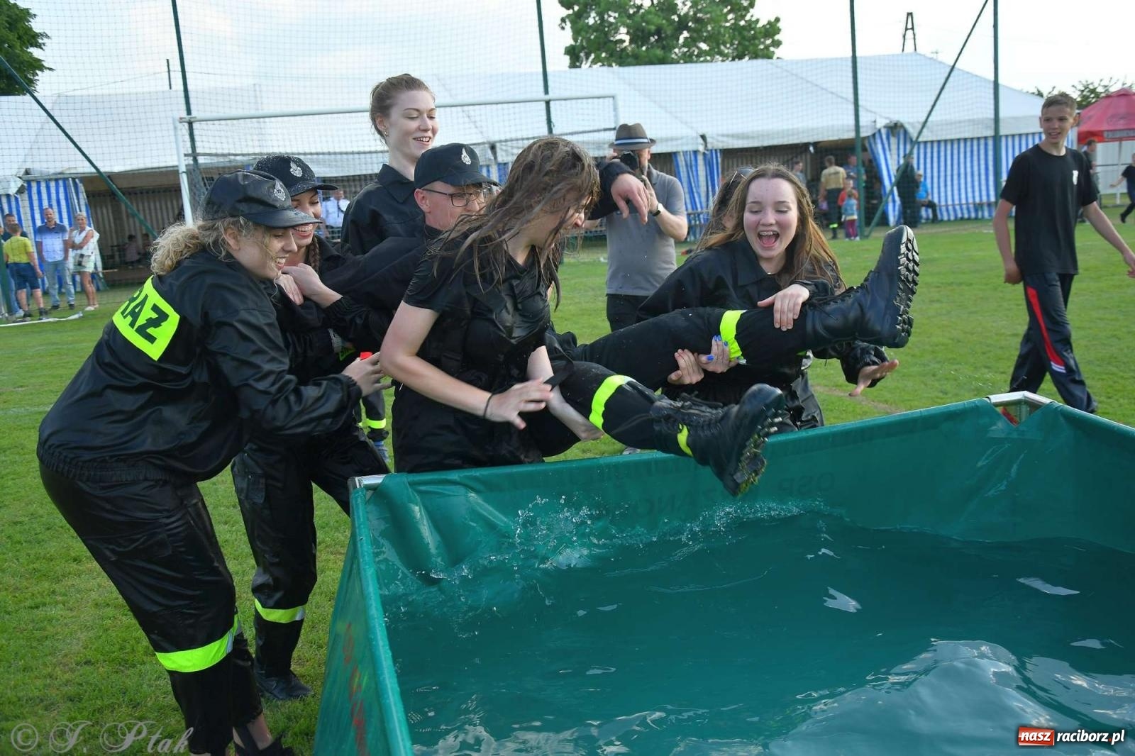Zdjęcie w galerii na portalu naszraciborz.pl: Z lądu i powietrza - strażackie pokazy i zawody w Borucinie [FOTO] wiadomości z regionu