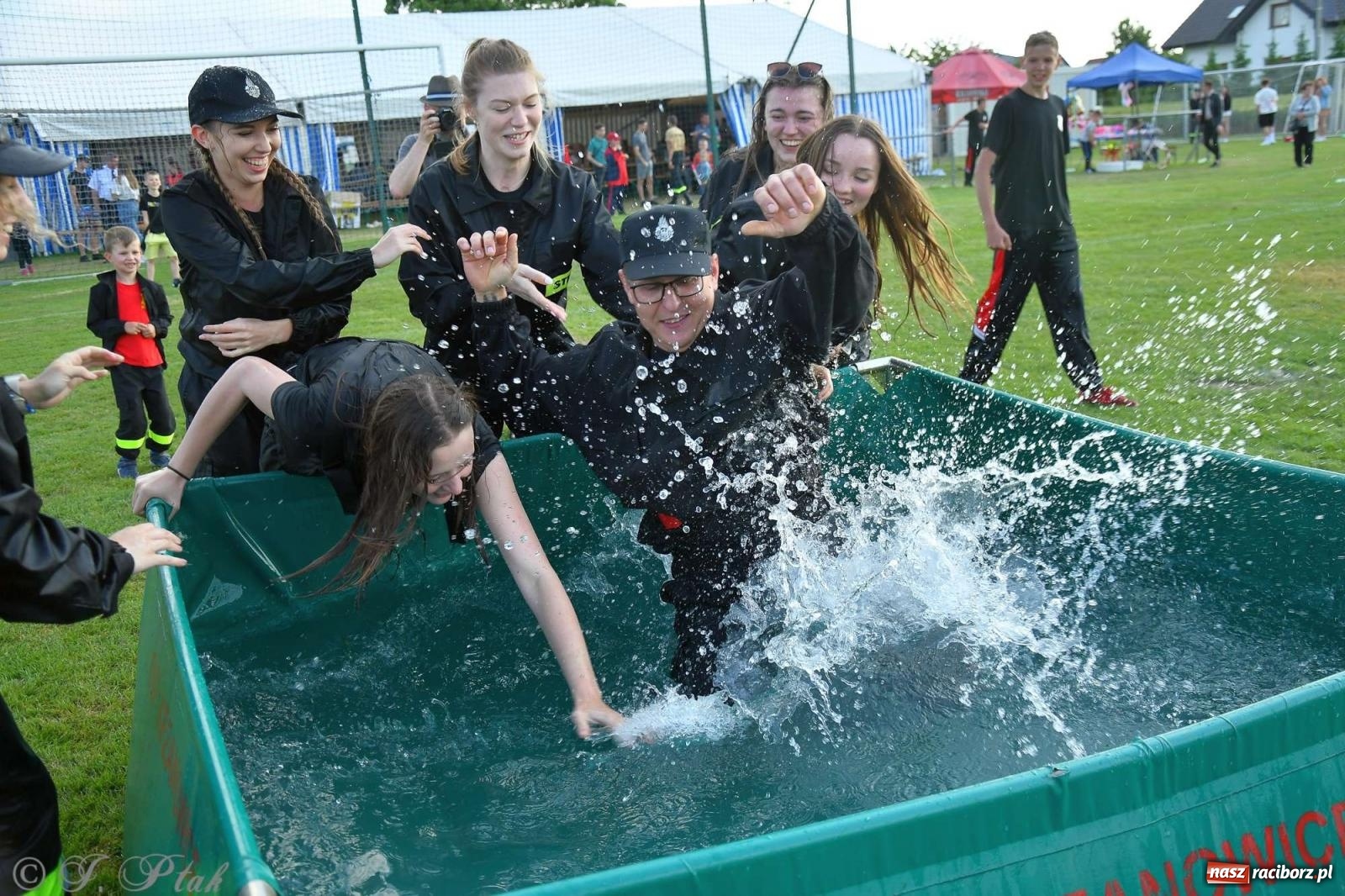 Zdjęcie w galerii na portalu naszraciborz.pl: Z lądu i powietrza - strażackie pokazy i zawody w Borucinie [FOTO] wiadomości z regionu