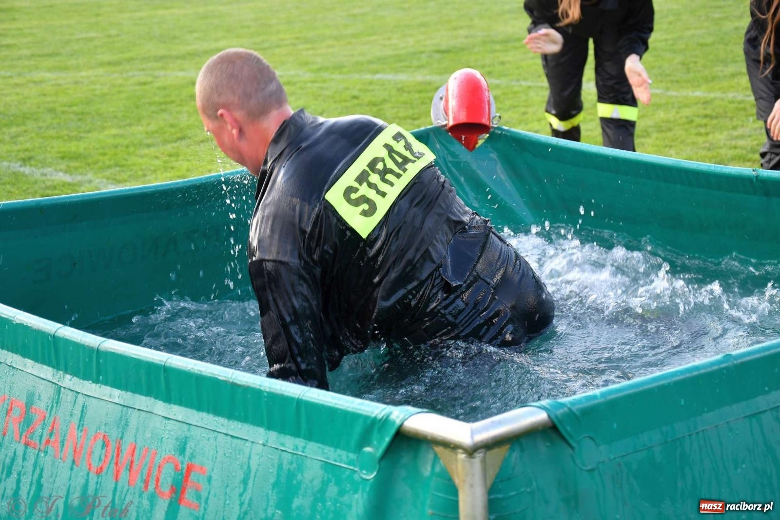 Zdjęcie w galerii na portalu naszraciborz.pl: Z lądu i powietrza - strażackie pokazy i zawody w Borucinie [FOTO] wiadomości z regionu