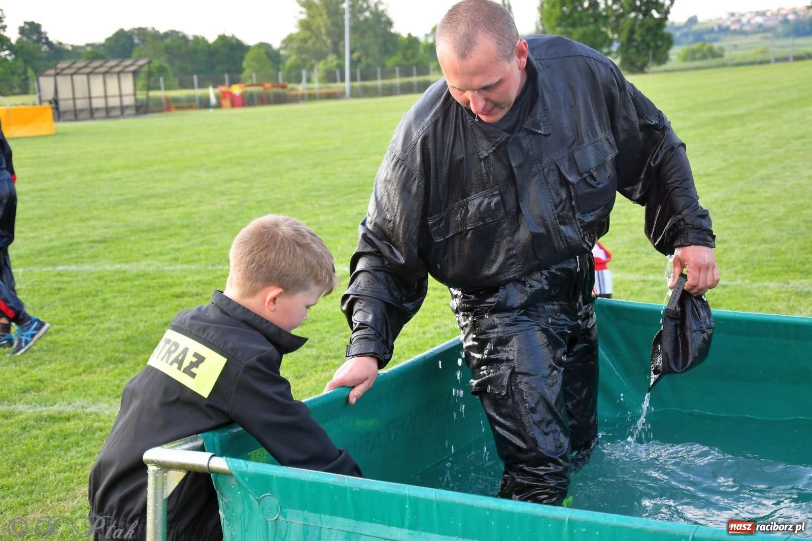 Zdjęcie w galerii na portalu naszraciborz.pl: Z lądu i powietrza - strażackie pokazy i zawody w Borucinie [FOTO] wiadomości z regionu