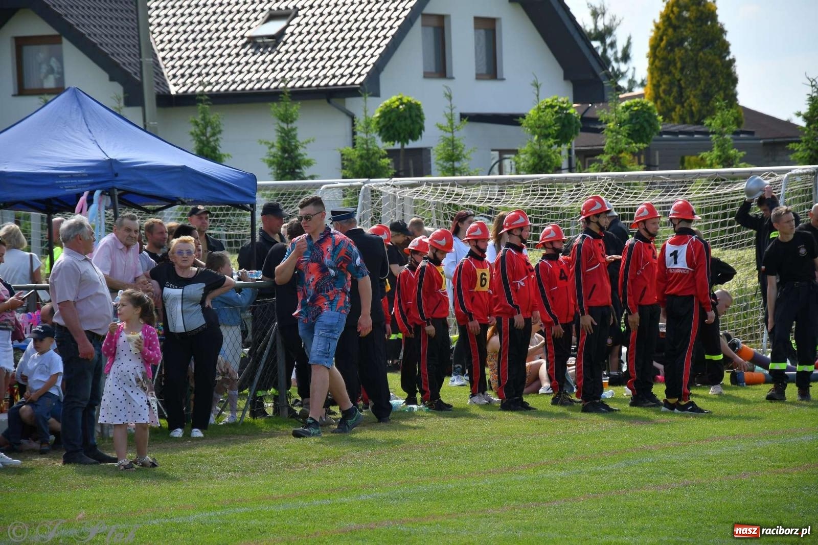Zdjęcie w galerii na portalu naszraciborz.pl: Z lądu i powietrza - strażackie pokazy i zawody w Borucinie [FOTO] wiadomości z regionu