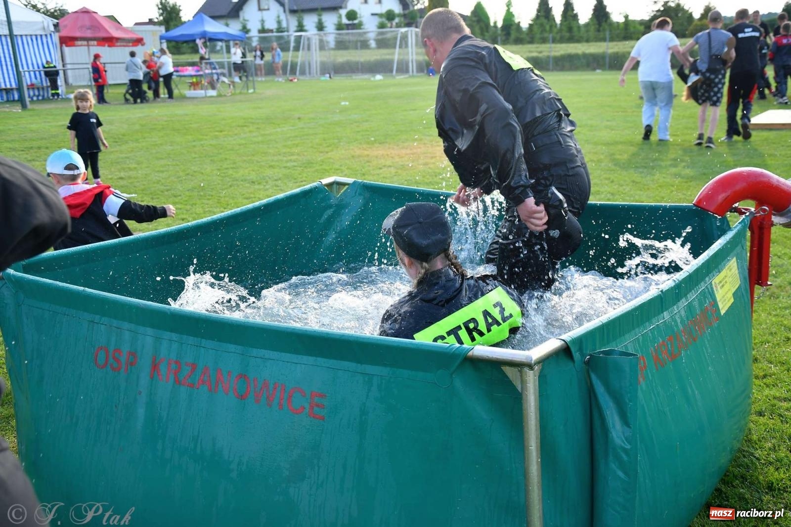 Zdjęcie w galerii na portalu naszraciborz.pl: Z lądu i powietrza - strażackie pokazy i zawody w Borucinie [FOTO] wiadomości z regionu