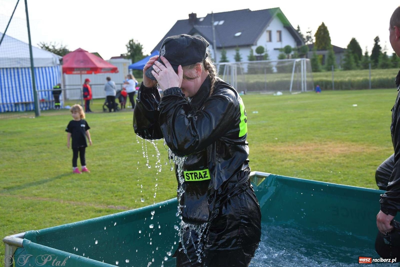 Zdjęcie w galerii na portalu naszraciborz.pl: Z lądu i powietrza - strażackie pokazy i zawody w Borucinie [FOTO] wiadomości z regionu