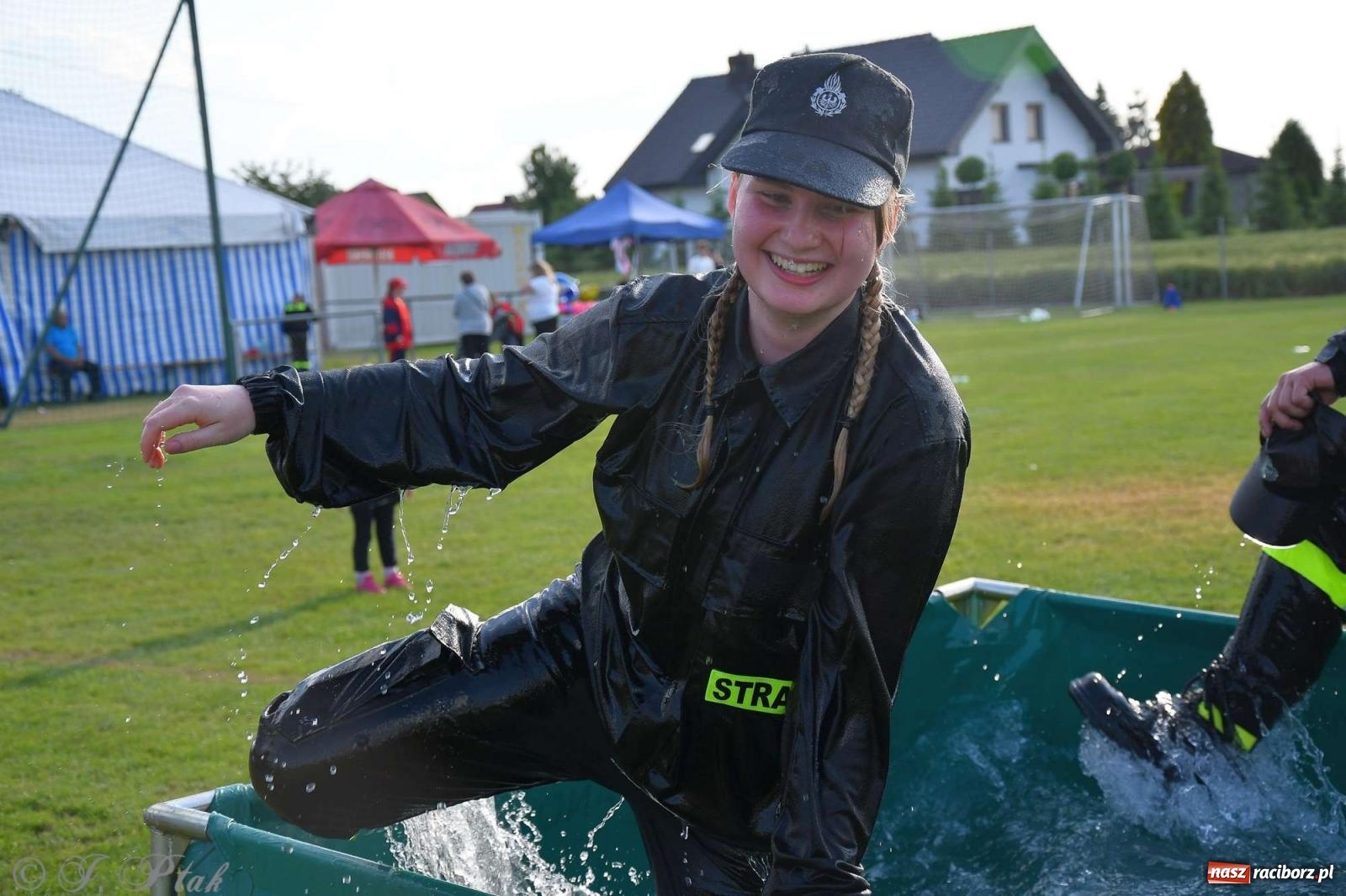 Zdjęcie w galerii na portalu naszraciborz.pl: Z lądu i powietrza - strażackie pokazy i zawody w Borucinie [FOTO] wiadomości z regionu