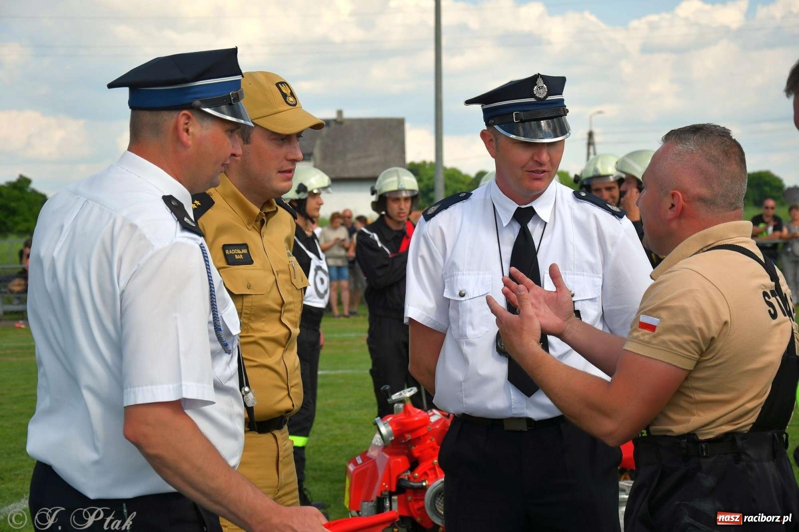 Zdjęcie w galerii na portalu naszraciborz.pl: Z lądu i powietrza - strażackie pokazy i zawody w Borucinie [FOTO] wiadomości z regionu