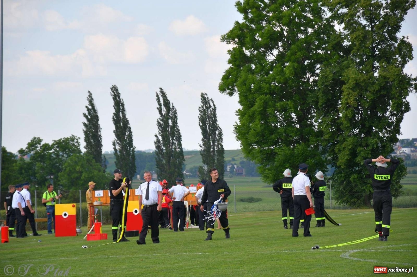 Zdjęcie w galerii na portalu naszraciborz.pl: Z lądu i powietrza - strażackie pokazy i zawody w Borucinie [FOTO] wiadomości z regionu