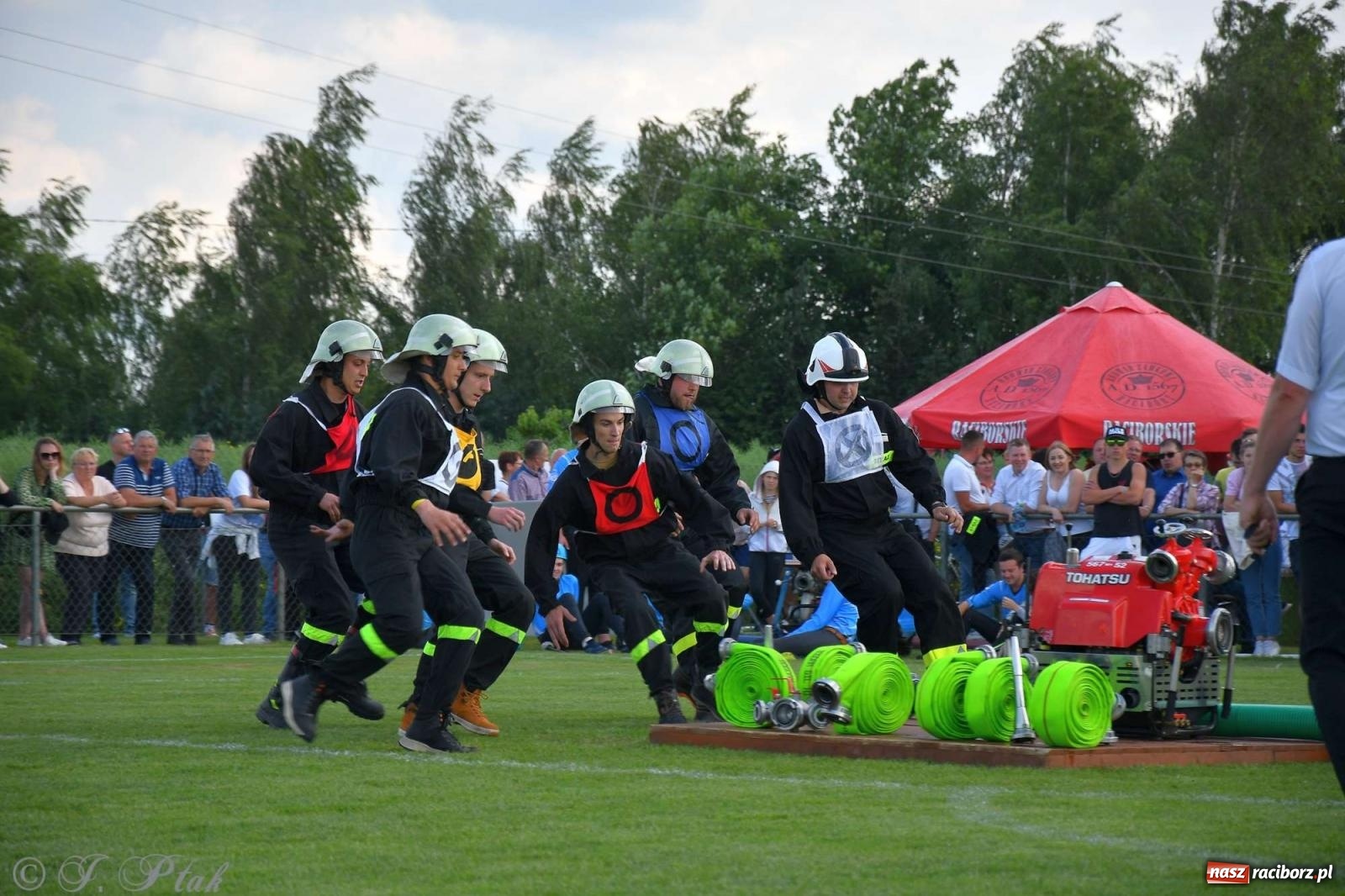 Zdjęcie w galerii na portalu naszraciborz.pl: Z lądu i powietrza - strażackie pokazy i zawody w Borucinie [FOTO] wiadomości z regionu