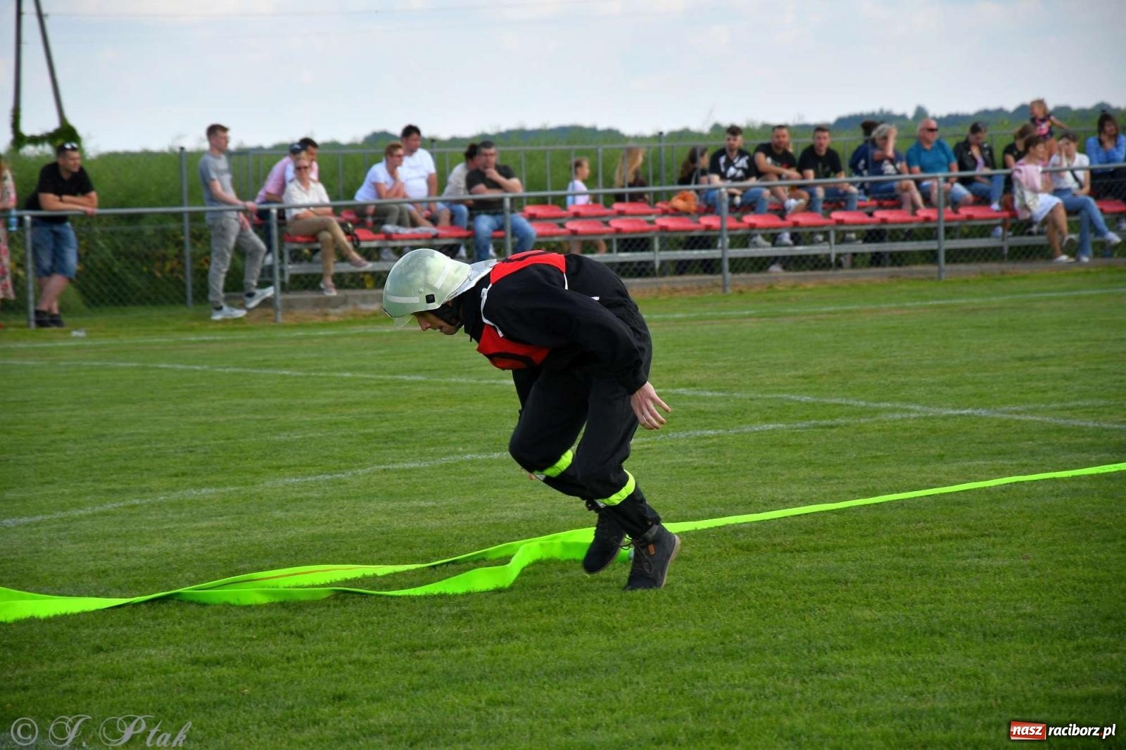 Zdjęcie w galerii na portalu naszraciborz.pl: Z lądu i powietrza - strażackie pokazy i zawody w Borucinie [FOTO] wiadomości z regionu