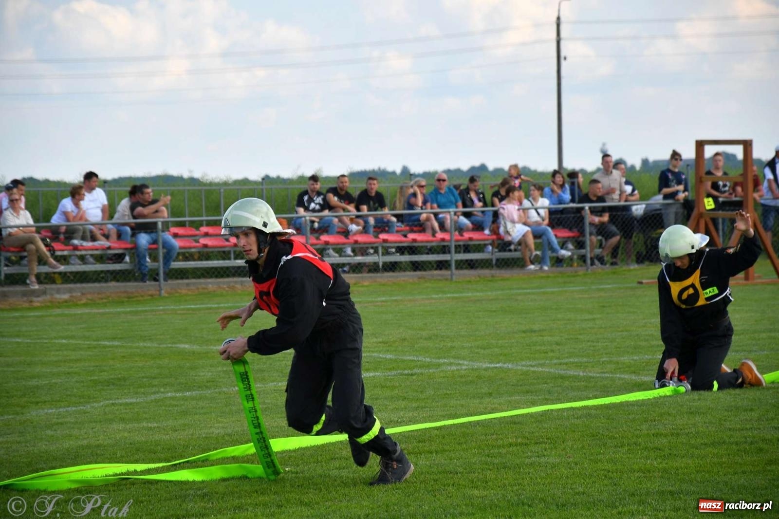 Zdjęcie w galerii na portalu naszraciborz.pl: Z lądu i powietrza - strażackie pokazy i zawody w Borucinie [FOTO] wiadomości z regionu