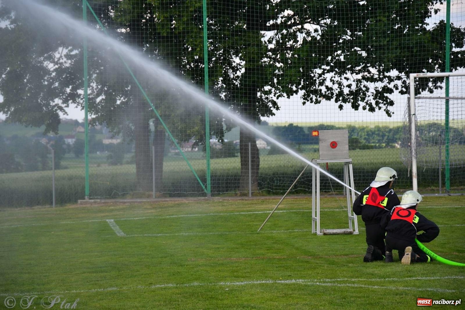 Zdjęcie w galerii na portalu naszraciborz.pl: Z lądu i powietrza - strażackie pokazy i zawody w Borucinie [FOTO] wiadomości z regionu