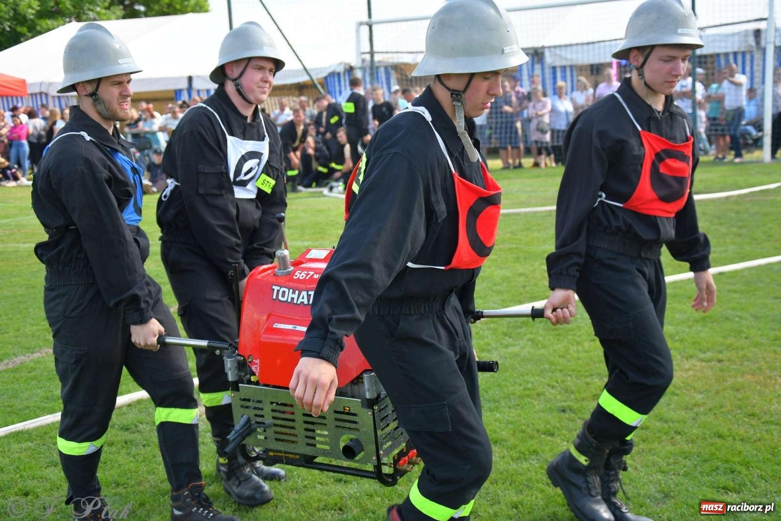 Zdjęcie w galerii na portalu naszraciborz.pl: Z lądu i powietrza - strażackie pokazy i zawody w Borucinie [FOTO] wiadomości z regionu