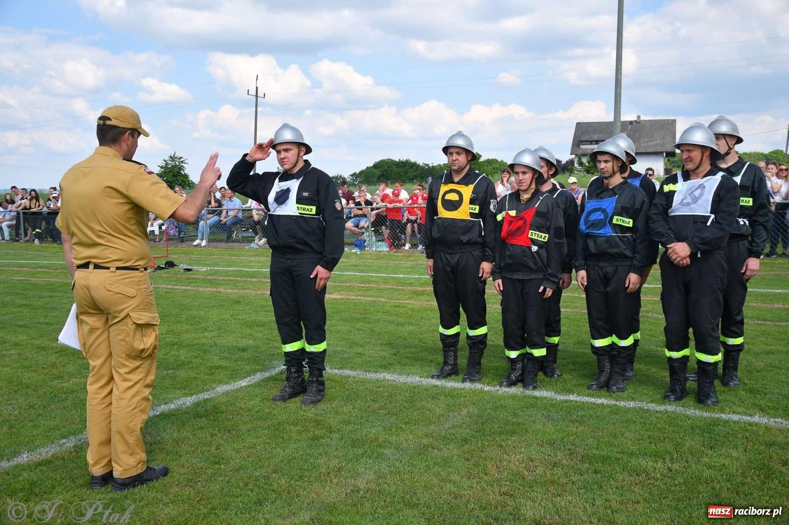 Zdjęcie w galerii na portalu naszraciborz.pl: Z lądu i powietrza - strażackie pokazy i zawody w Borucinie [FOTO] wiadomości z regionu