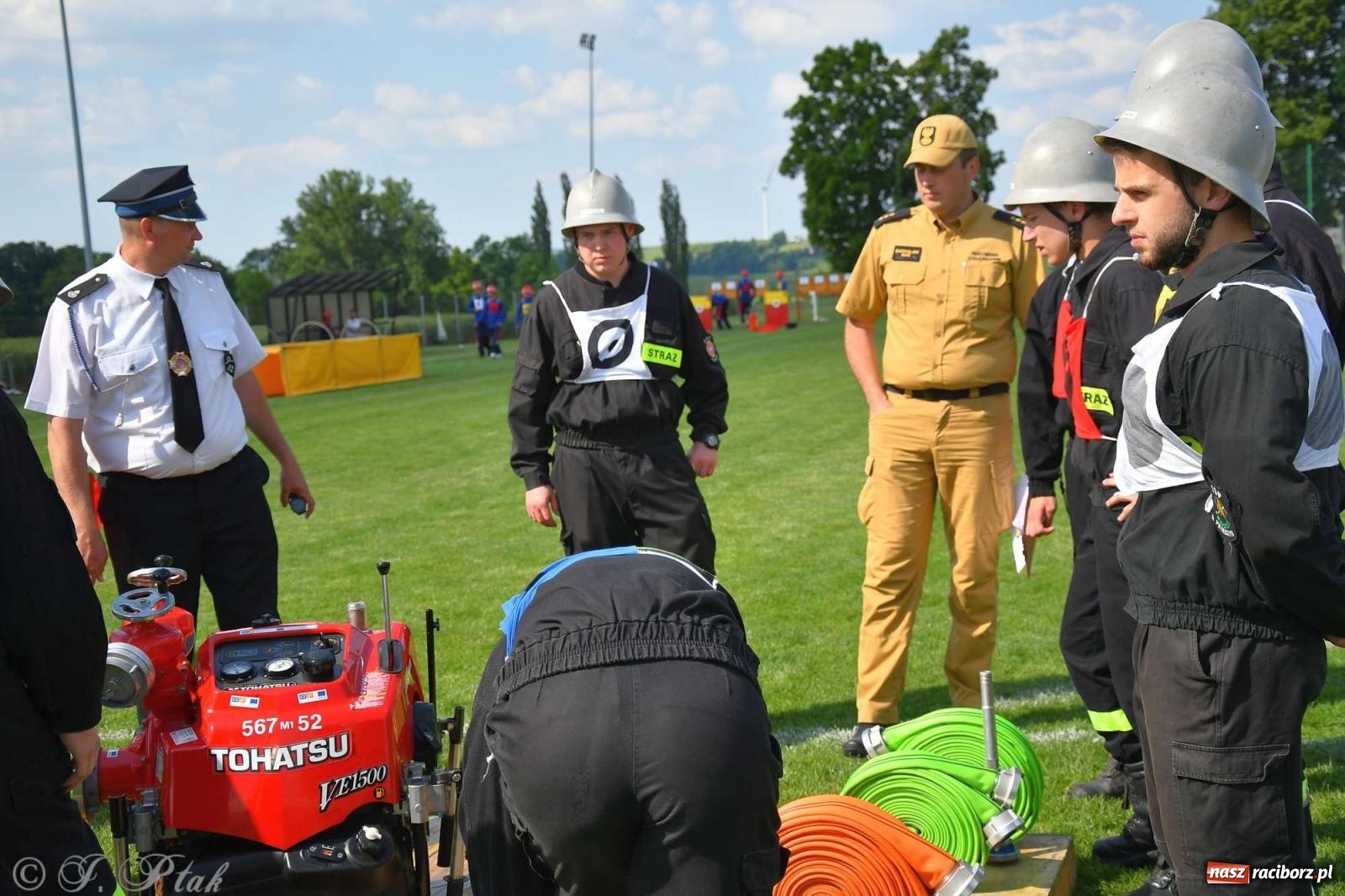 Zdjęcie w galerii na portalu naszraciborz.pl: Z lądu i powietrza - strażackie pokazy i zawody w Borucinie [FOTO] wiadomości z regionu