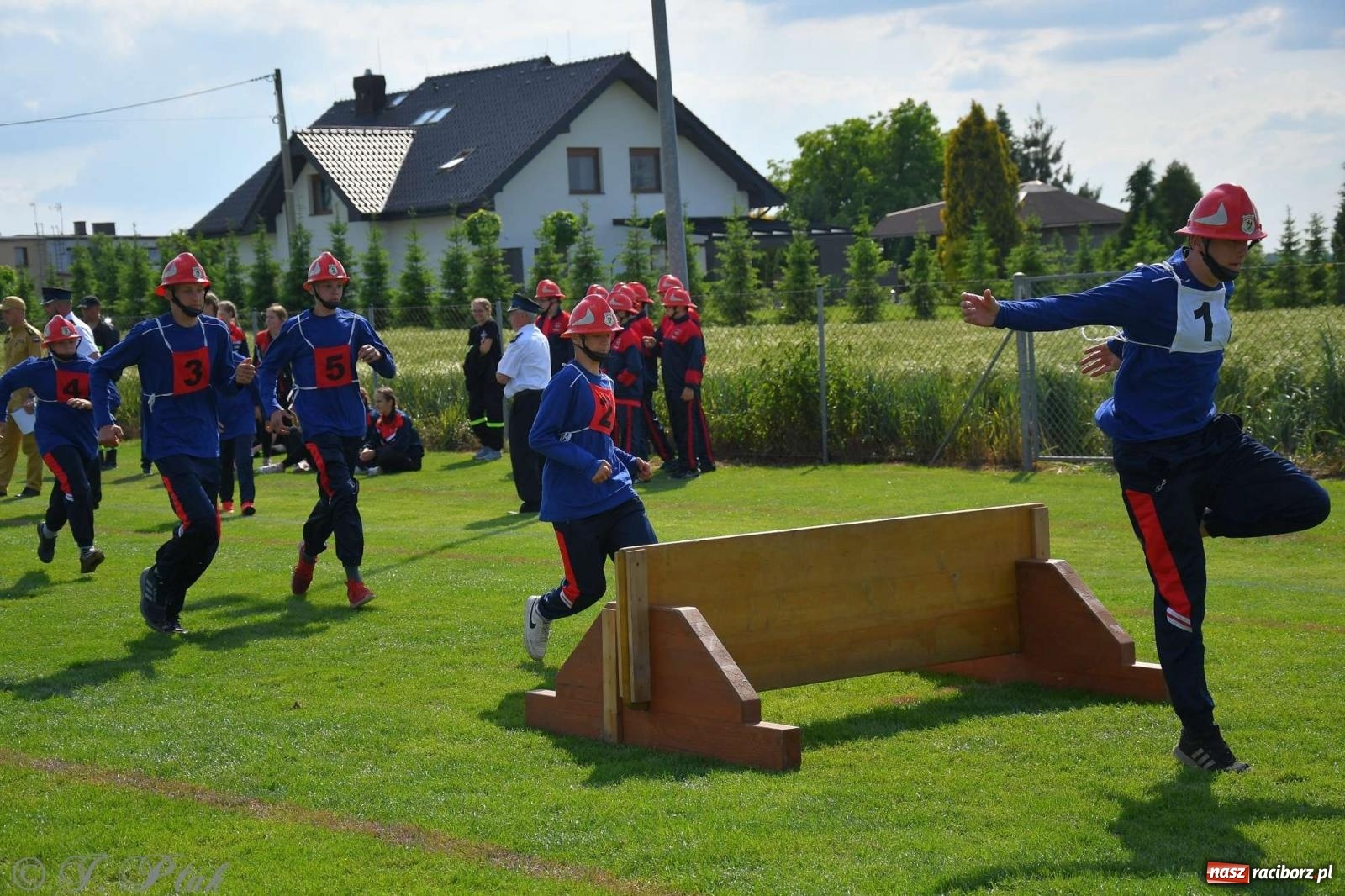 Zdjęcie w galerii na portalu naszraciborz.pl: Z lądu i powietrza - strażackie pokazy i zawody w Borucinie [FOTO] wiadomości z regionu
