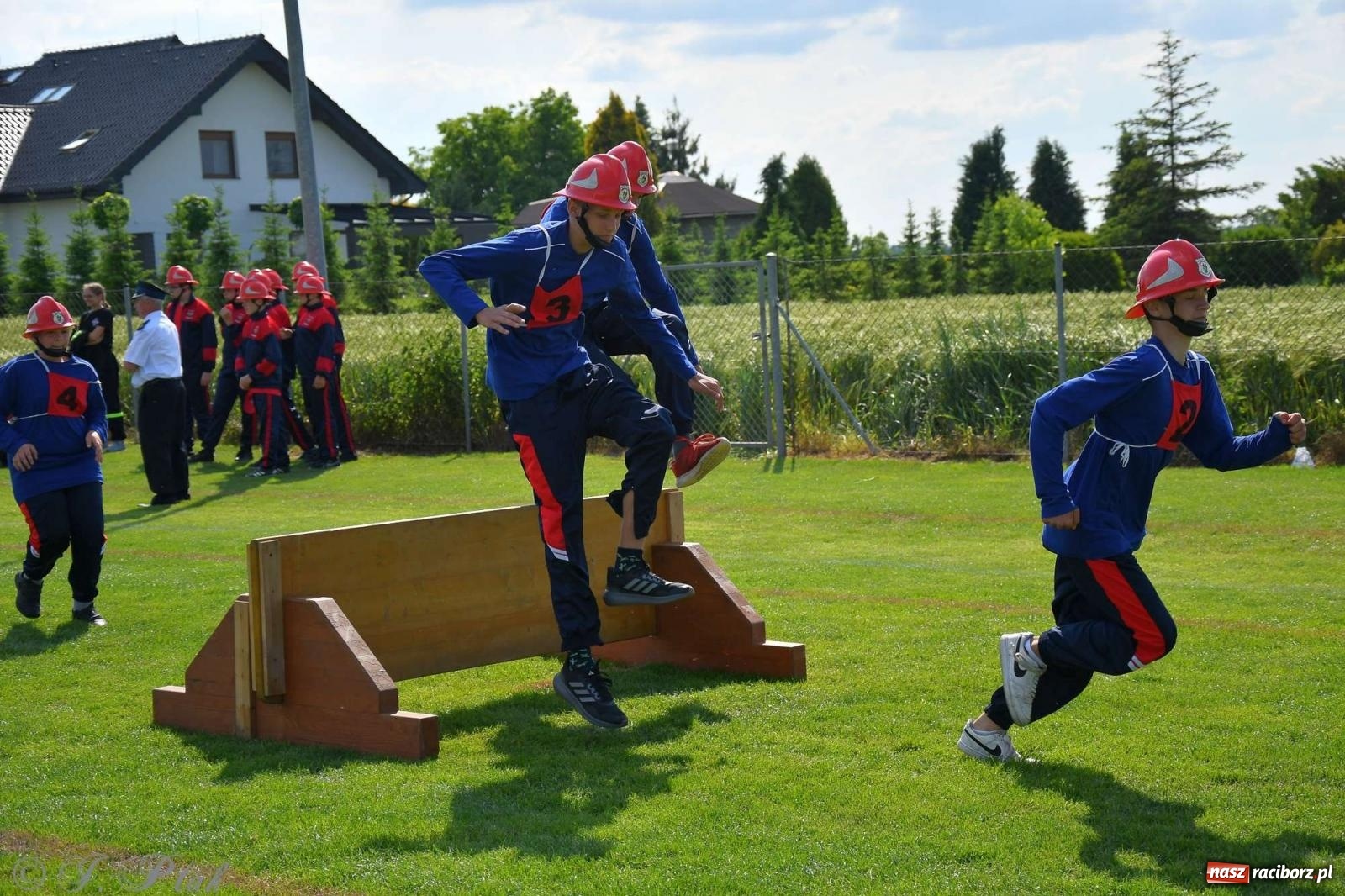 Zdjęcie w galerii na portalu naszraciborz.pl: Z lądu i powietrza - strażackie pokazy i zawody w Borucinie [FOTO] wiadomości z regionu