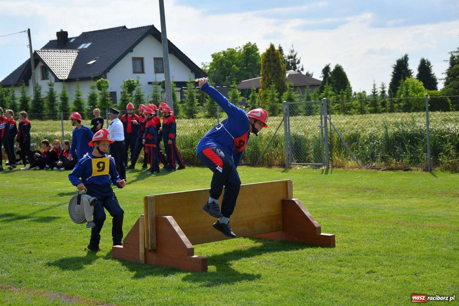 Zdjęcie w galerii na portalu naszraciborz.pl: Z lądu i powietrza - strażackie pokazy i zawody w Borucinie [FOTO] wiadomości z regionu