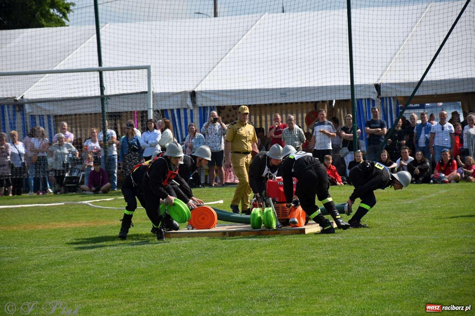 Zdjęcie w galerii na portalu naszraciborz.pl: Z lądu i powietrza - strażackie pokazy i zawody w Borucinie [FOTO] wiadomości z regionu
