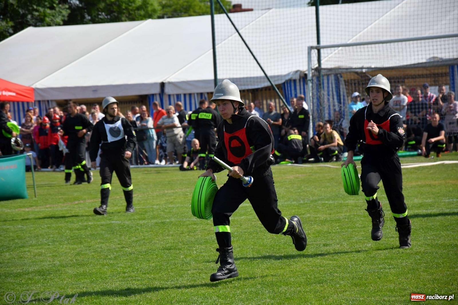 Zdjęcie w galerii na portalu naszraciborz.pl: Z lądu i powietrza - strażackie pokazy i zawody w Borucinie [FOTO] wiadomości z regionu