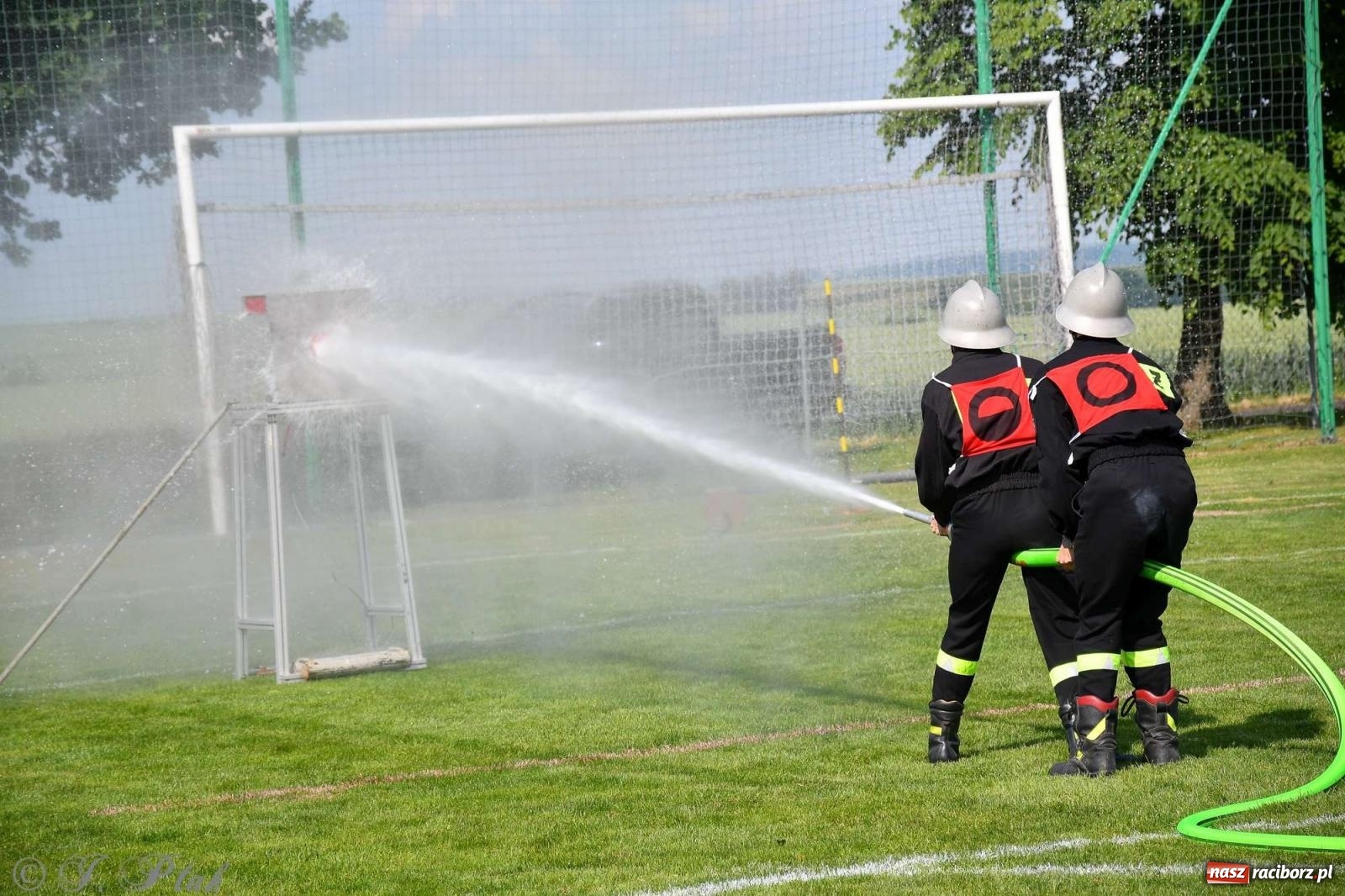 Zdjęcie w galerii na portalu naszraciborz.pl: Z lądu i powietrza - strażackie pokazy i zawody w Borucinie [FOTO] wiadomości z regionu