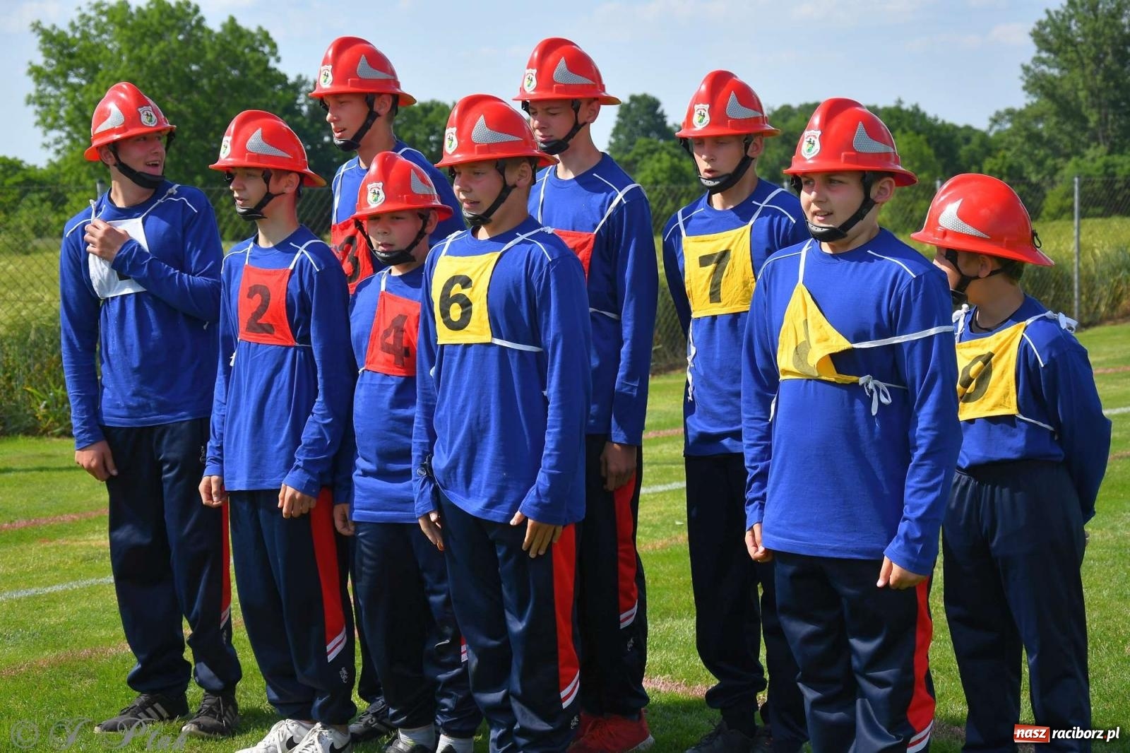 Zdjęcie w galerii na portalu naszraciborz.pl: Z lądu i powietrza - strażackie pokazy i zawody w Borucinie [FOTO] wiadomości z regionu