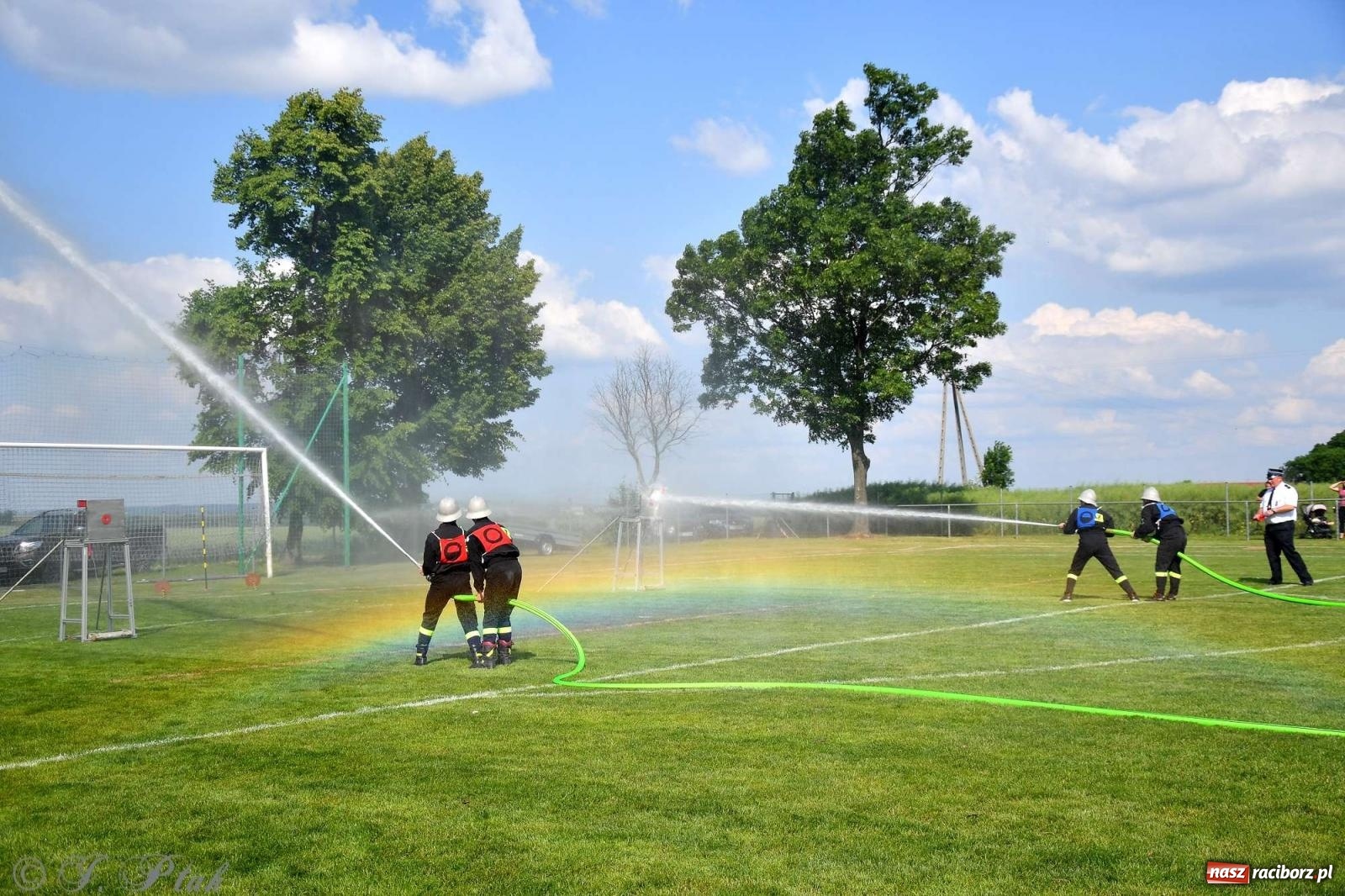 Zdjęcie w galerii na portalu naszraciborz.pl: Z lądu i powietrza - strażackie pokazy i zawody w Borucinie [FOTO] wiadomości z regionu