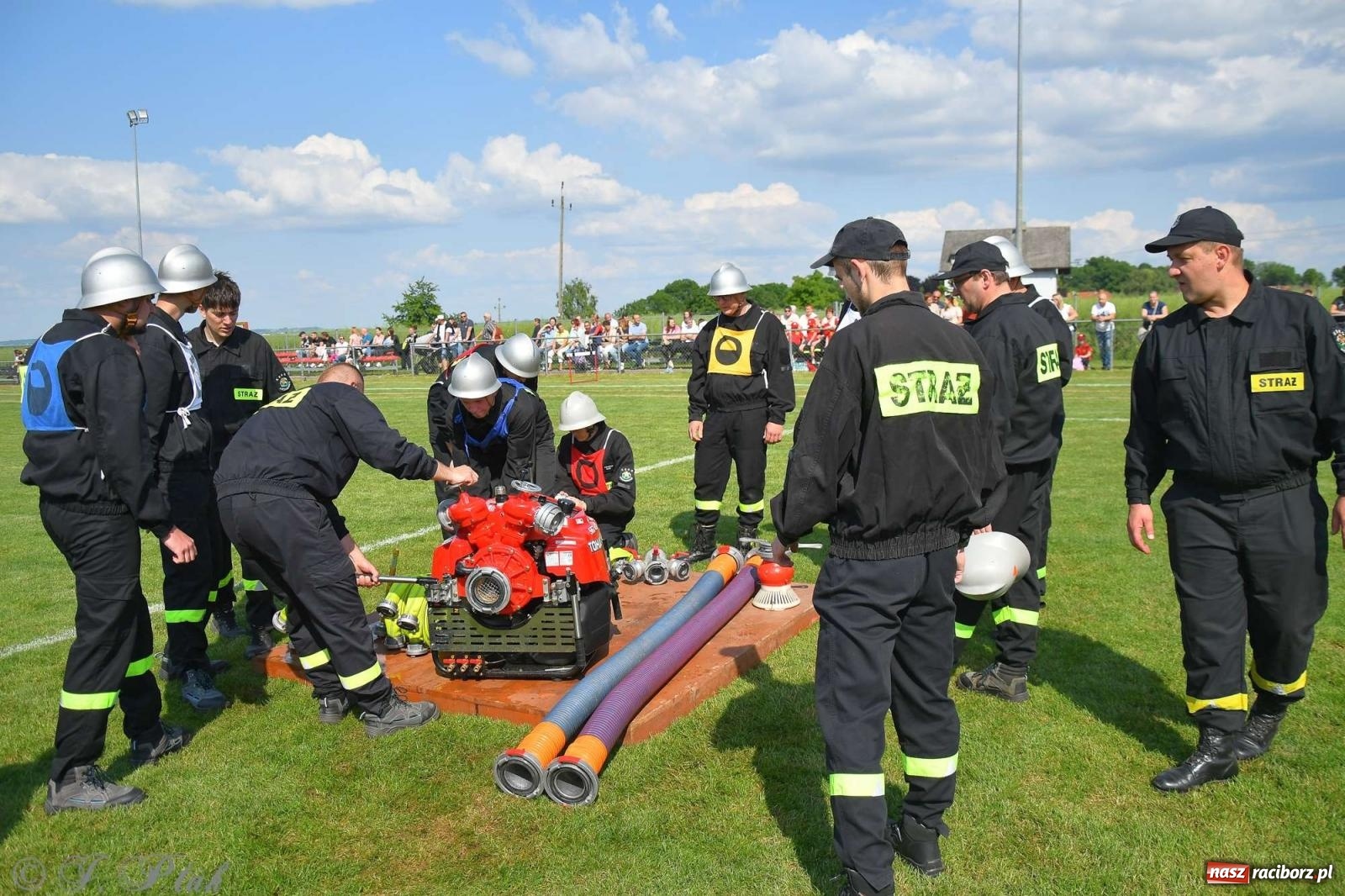 Zdjęcie w galerii na portalu naszraciborz.pl: Z lądu i powietrza - strażackie pokazy i zawody w Borucinie [FOTO] wiadomości z regionu