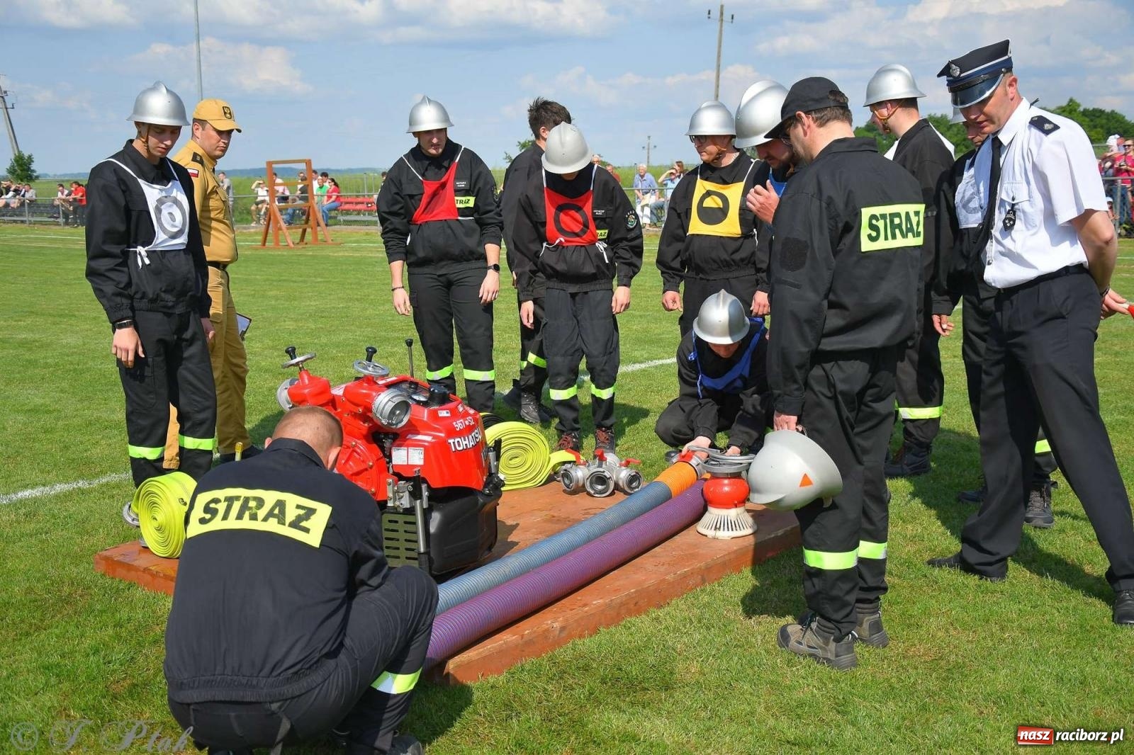 Zdjęcie w galerii na portalu naszraciborz.pl: Z lądu i powietrza - strażackie pokazy i zawody w Borucinie [FOTO] wiadomości z regionu