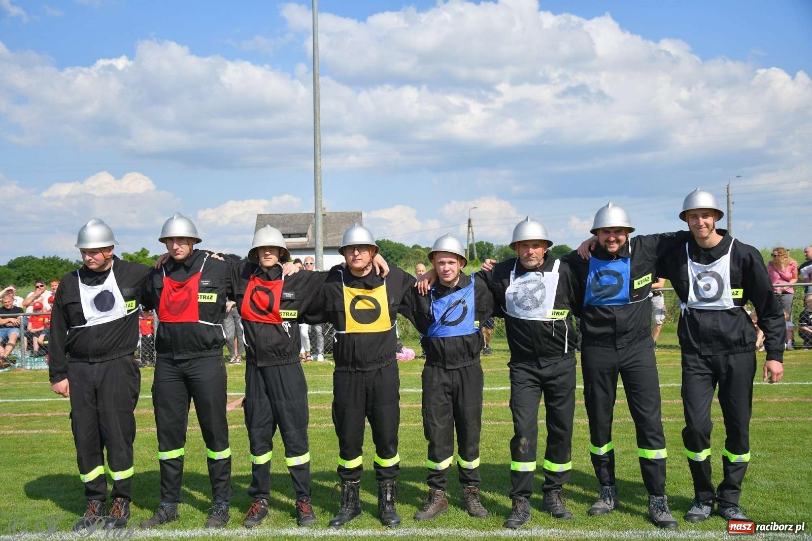 Zdjęcie w galerii na portalu naszraciborz.pl: Z lądu i powietrza - strażackie pokazy i zawody w Borucinie [FOTO] wiadomości z regionu