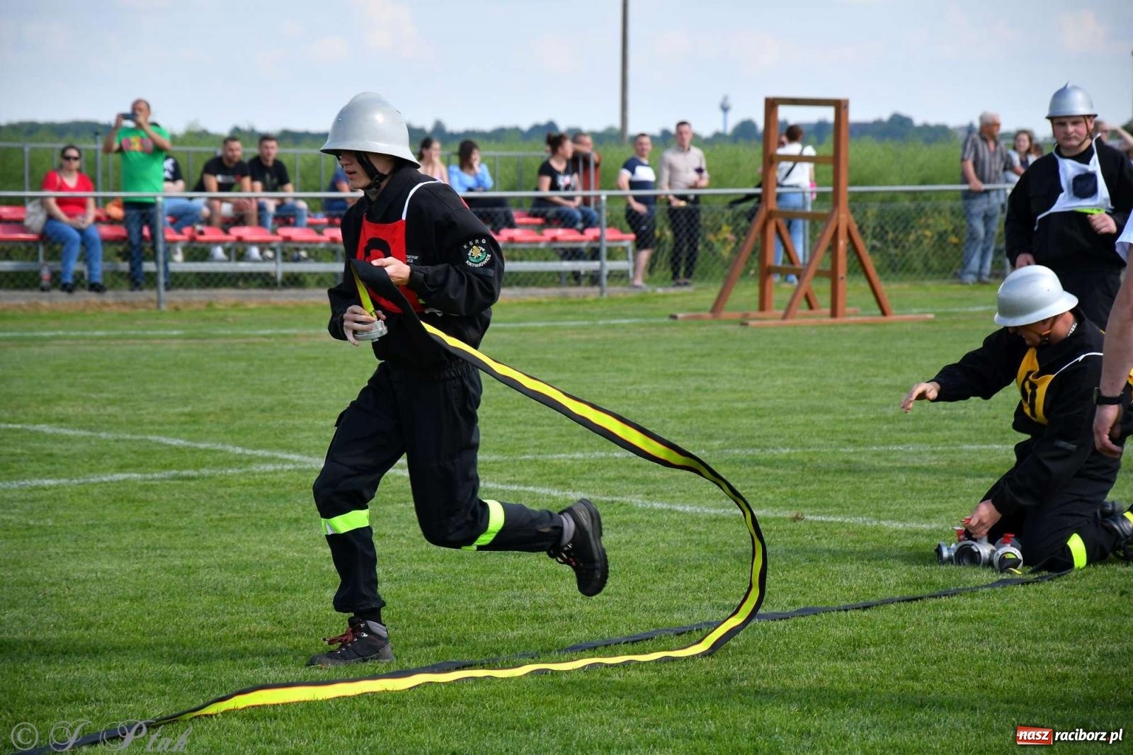 Zdjęcie w galerii na portalu naszraciborz.pl: Z lądu i powietrza - strażackie pokazy i zawody w Borucinie [FOTO] wiadomości z regionu