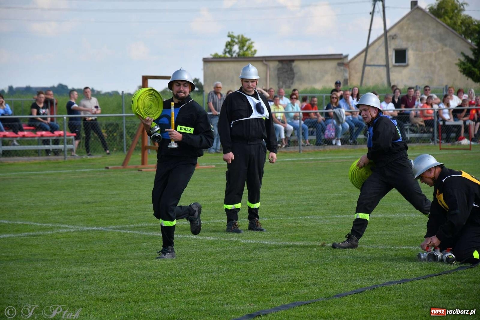 Zdjęcie w galerii na portalu naszraciborz.pl: Z lądu i powietrza - strażackie pokazy i zawody w Borucinie [FOTO] wiadomości z regionu