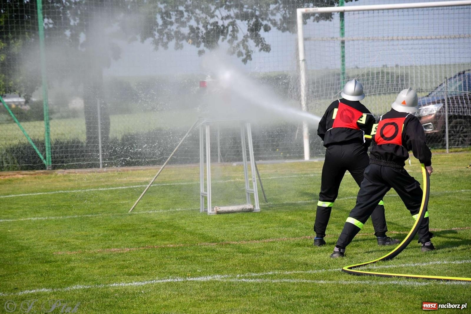 Zdjęcie w galerii na portalu naszraciborz.pl: Z lądu i powietrza - strażackie pokazy i zawody w Borucinie [FOTO] wiadomości z regionu