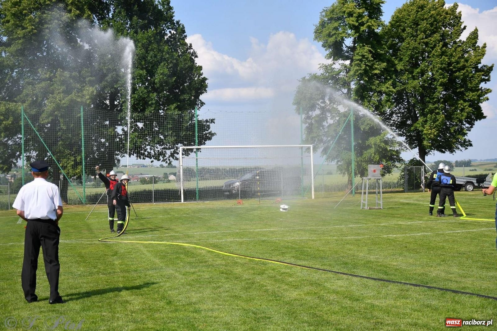 Zdjęcie w galerii na portalu naszraciborz.pl: Z lądu i powietrza - strażackie pokazy i zawody w Borucinie [FOTO] wiadomości z regionu