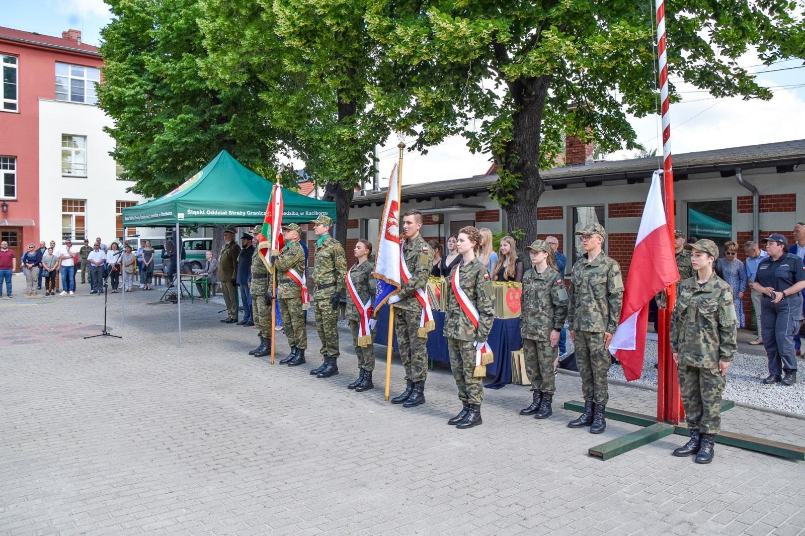 Zdjęcie w galerii na portalu naszraciborz.pl: Uczniowie ZSOMS złożyli dziś ślubowanie [FOTO i WIDEO] wiadomości z regionu