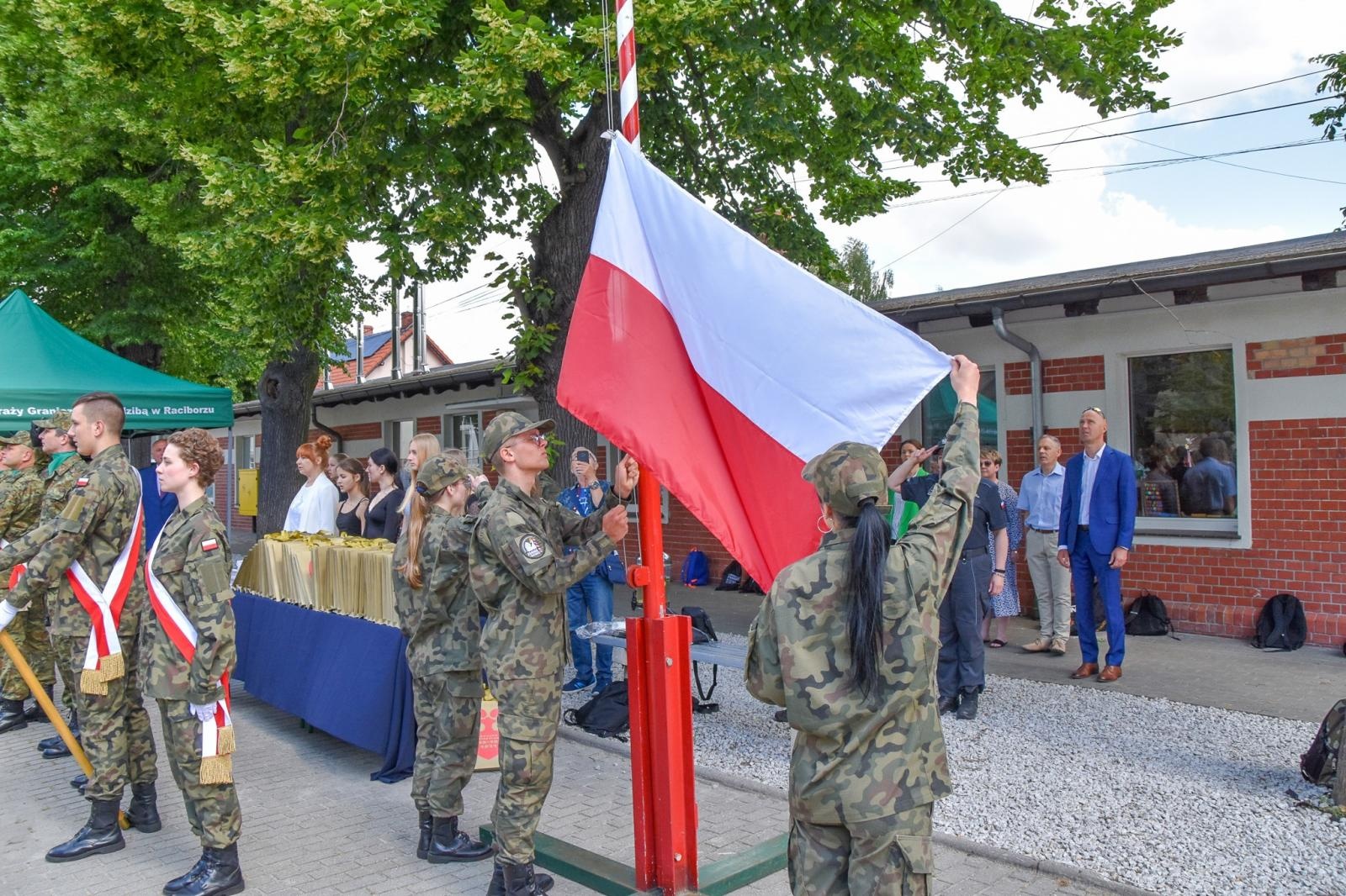 Zdjęcie w galerii na portalu naszraciborz.pl: Uczniowie ZSOMS złożyli dziś ślubowanie [FOTO i WIDEO] wiadomości z regionu