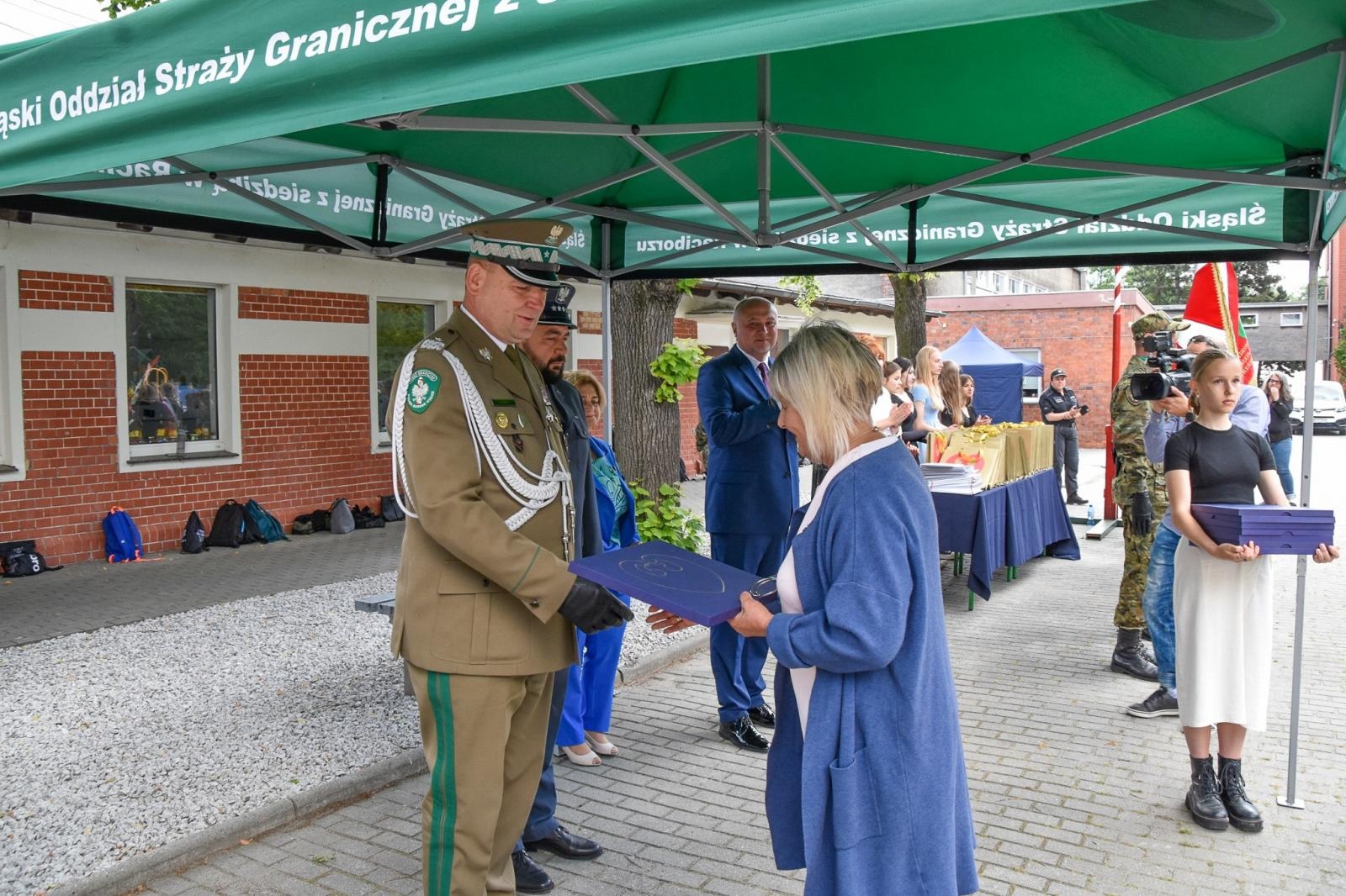 Zdjęcie w galerii na portalu naszraciborz.pl: Uczniowie ZSOMS złożyli dziś ślubowanie [FOTO i WIDEO] wiadomości z regionu