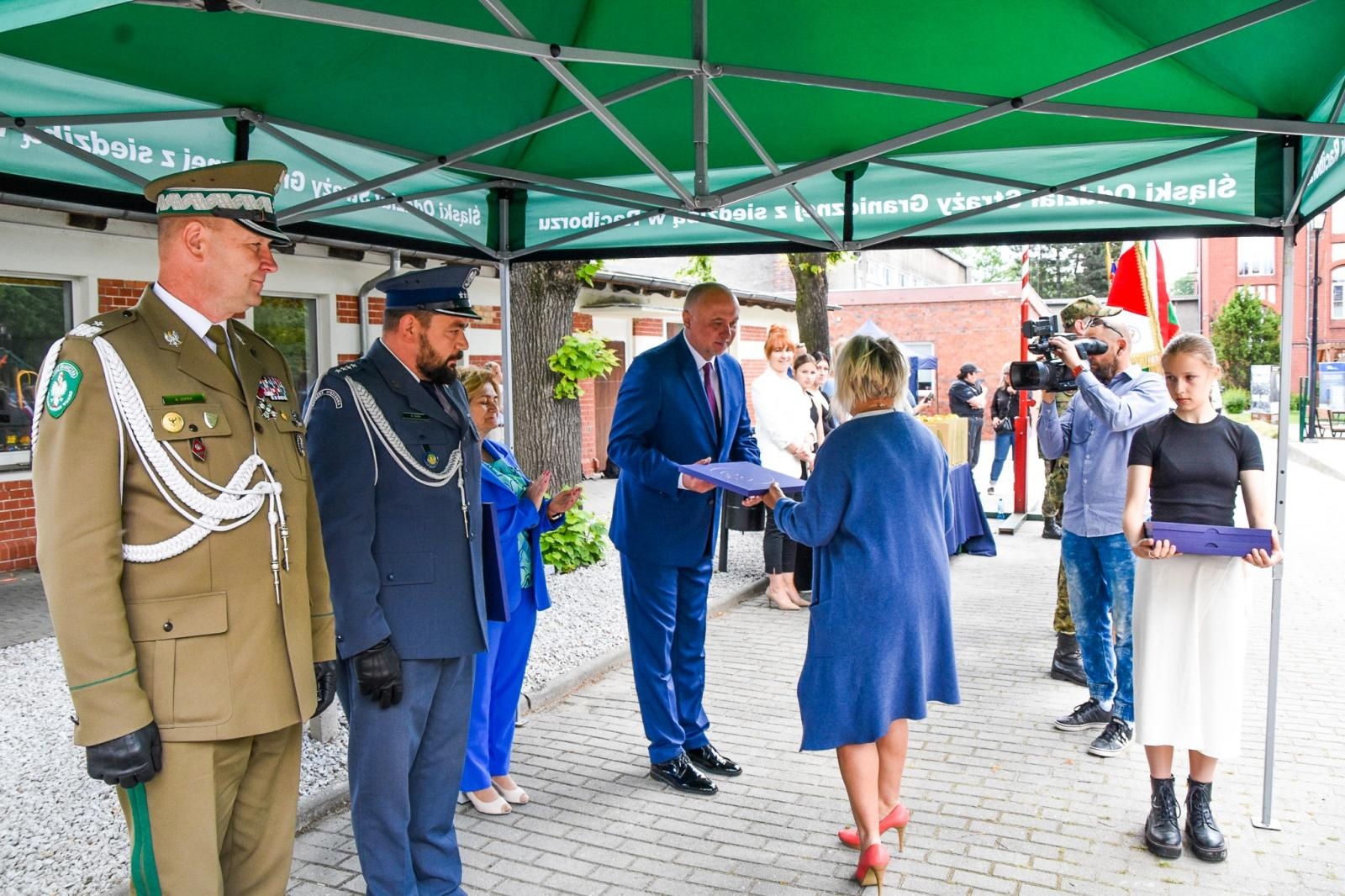 Zdjęcie w galerii na portalu naszraciborz.pl: Uczniowie ZSOMS złożyli dziś ślubowanie [FOTO i WIDEO] wiadomości z regionu