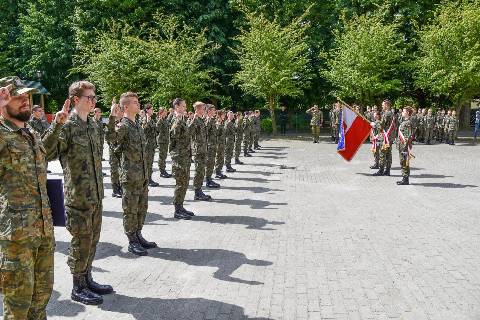Zdjęcie w galerii na portalu naszraciborz.pl: Uczniowie ZSOMS złożyli dziś ślubowanie [FOTO i WIDEO] wiadomości z regionu