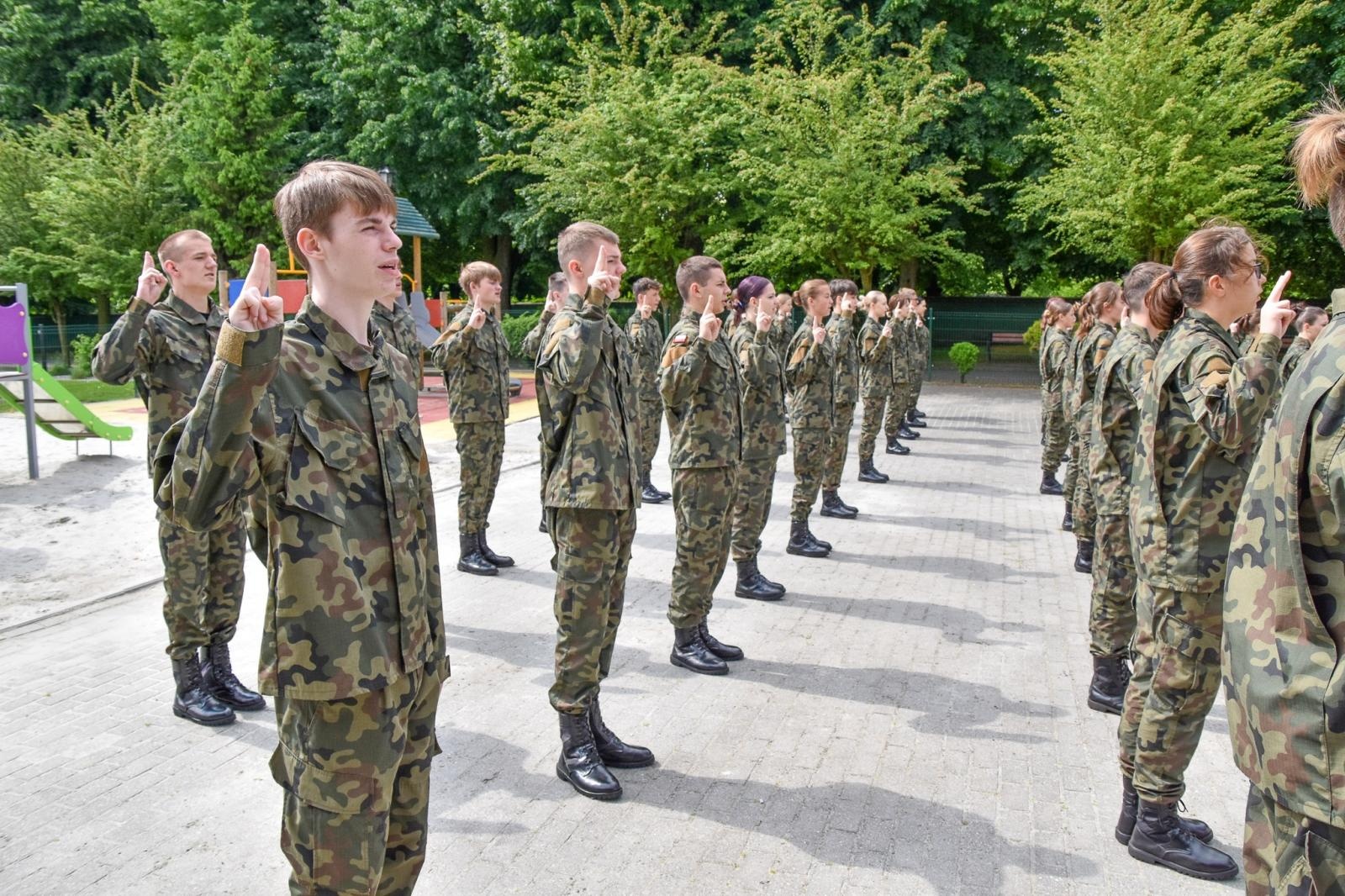 Zdjęcie w galerii na portalu naszraciborz.pl: Uczniowie ZSOMS złożyli dziś ślubowanie [FOTO i WIDEO] wiadomości z regionu