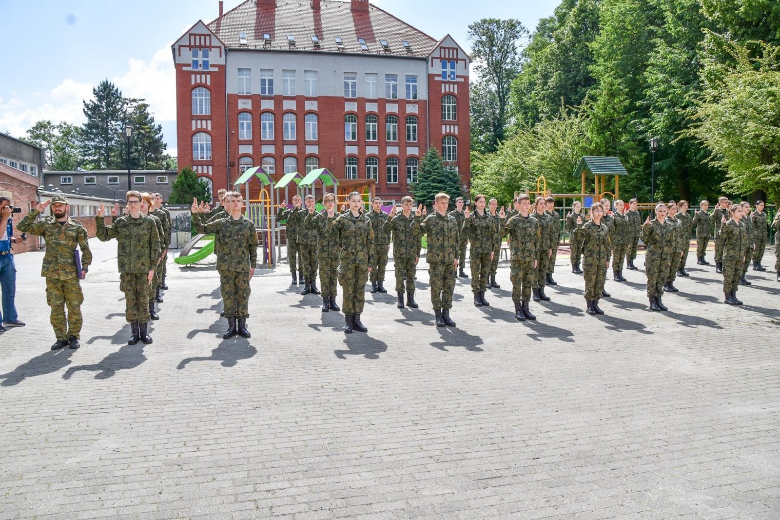 Zdjęcie w galerii na portalu naszraciborz.pl: Uczniowie ZSOMS złożyli dziś ślubowanie [FOTO i WIDEO] wiadomości z regionu