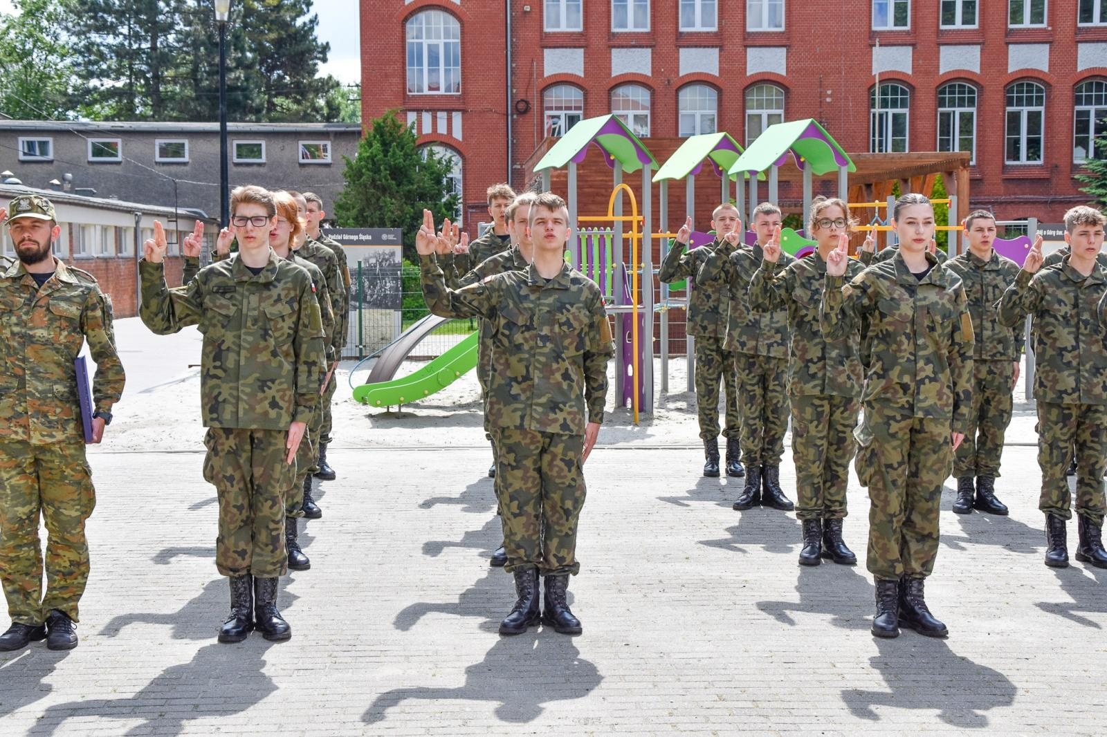Zdjęcie w galerii na portalu naszraciborz.pl: Uczniowie ZSOMS złożyli dziś ślubowanie [FOTO i WIDEO] wiadomości z regionu