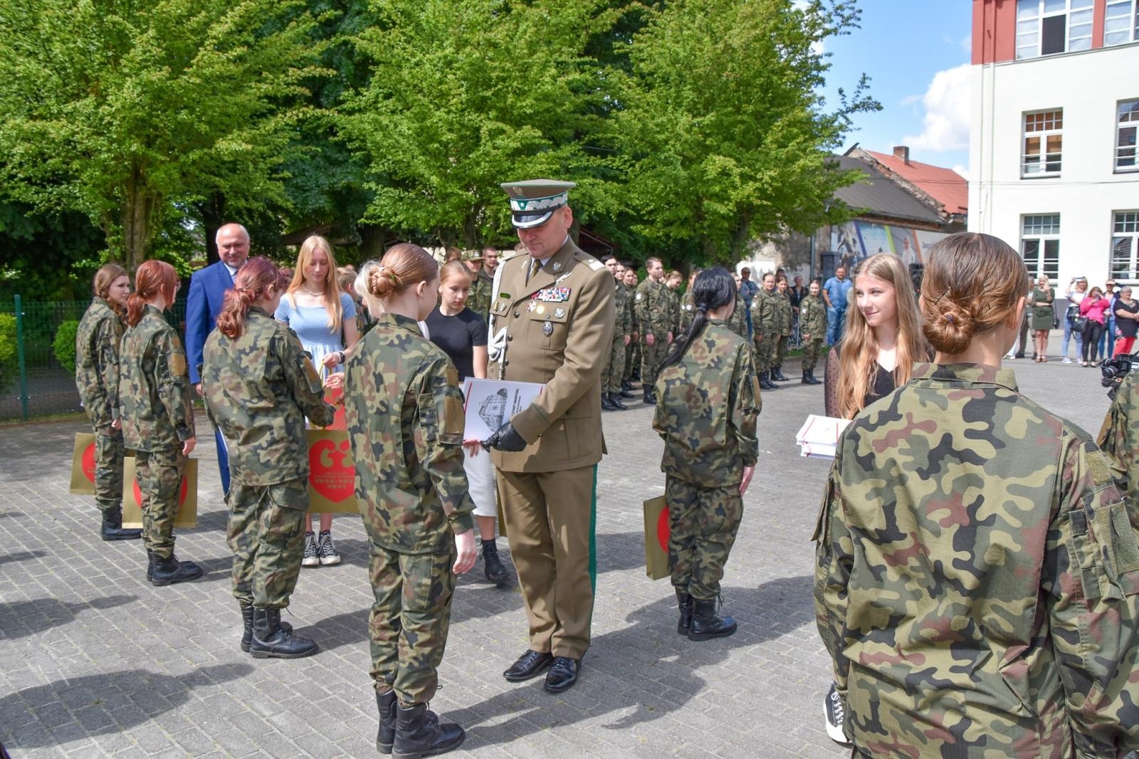 Zdjęcie w galerii na portalu naszraciborz.pl: Uczniowie ZSOMS złożyli dziś ślubowanie [FOTO i WIDEO] wiadomości z regionu